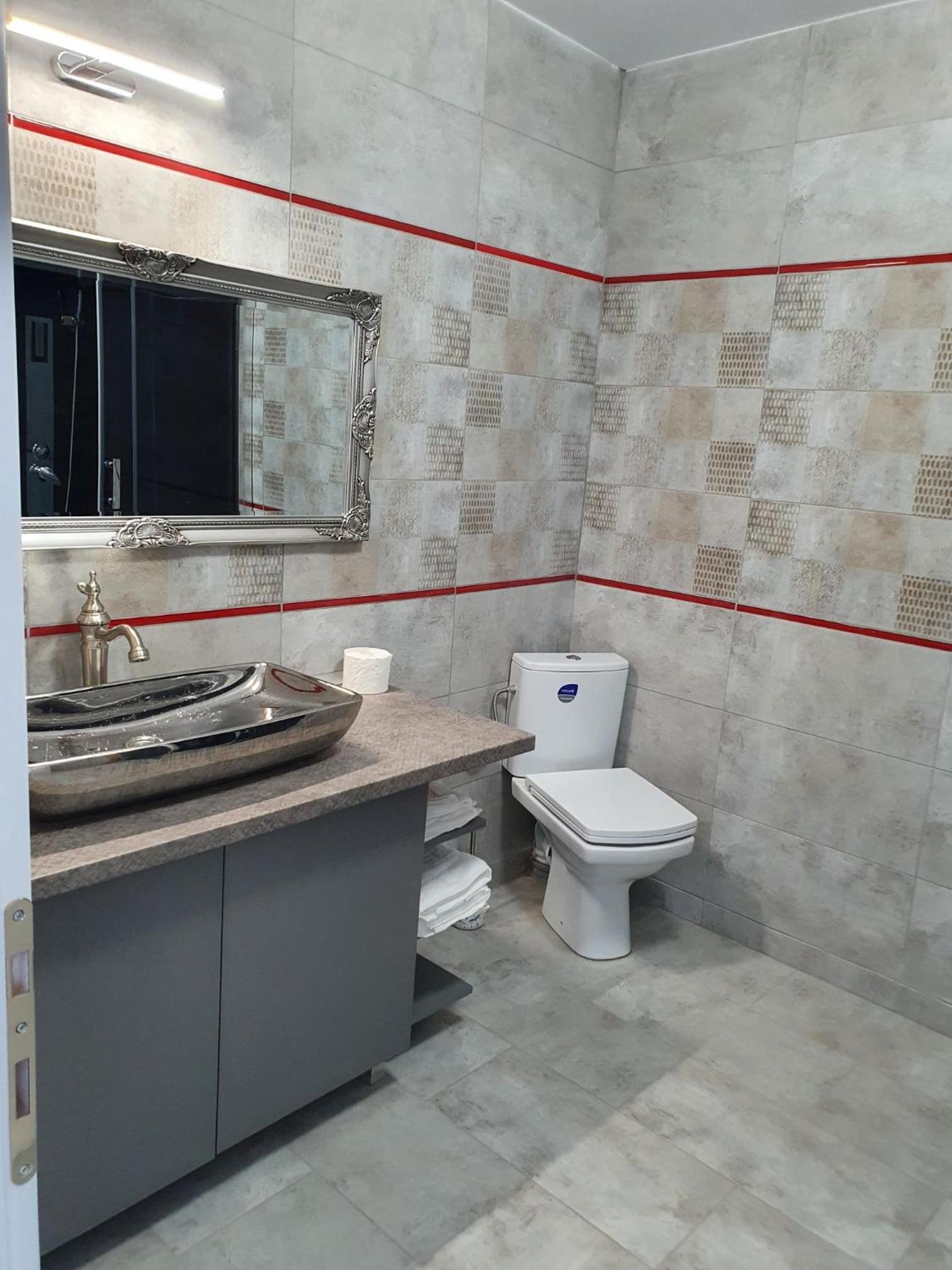 One-Bedroom Apartment - Photo 3