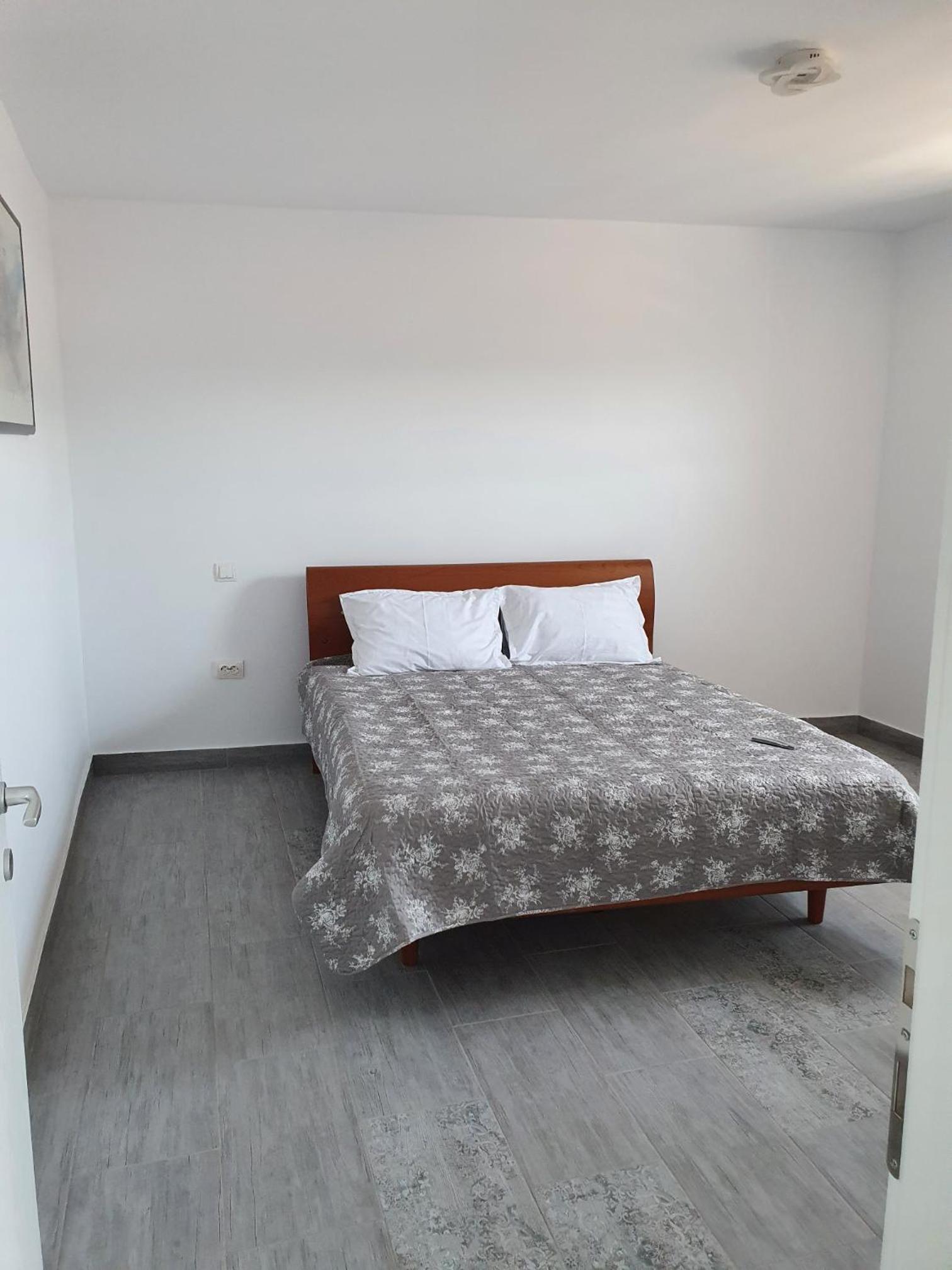 One-Bedroom Apartment - Photo 1