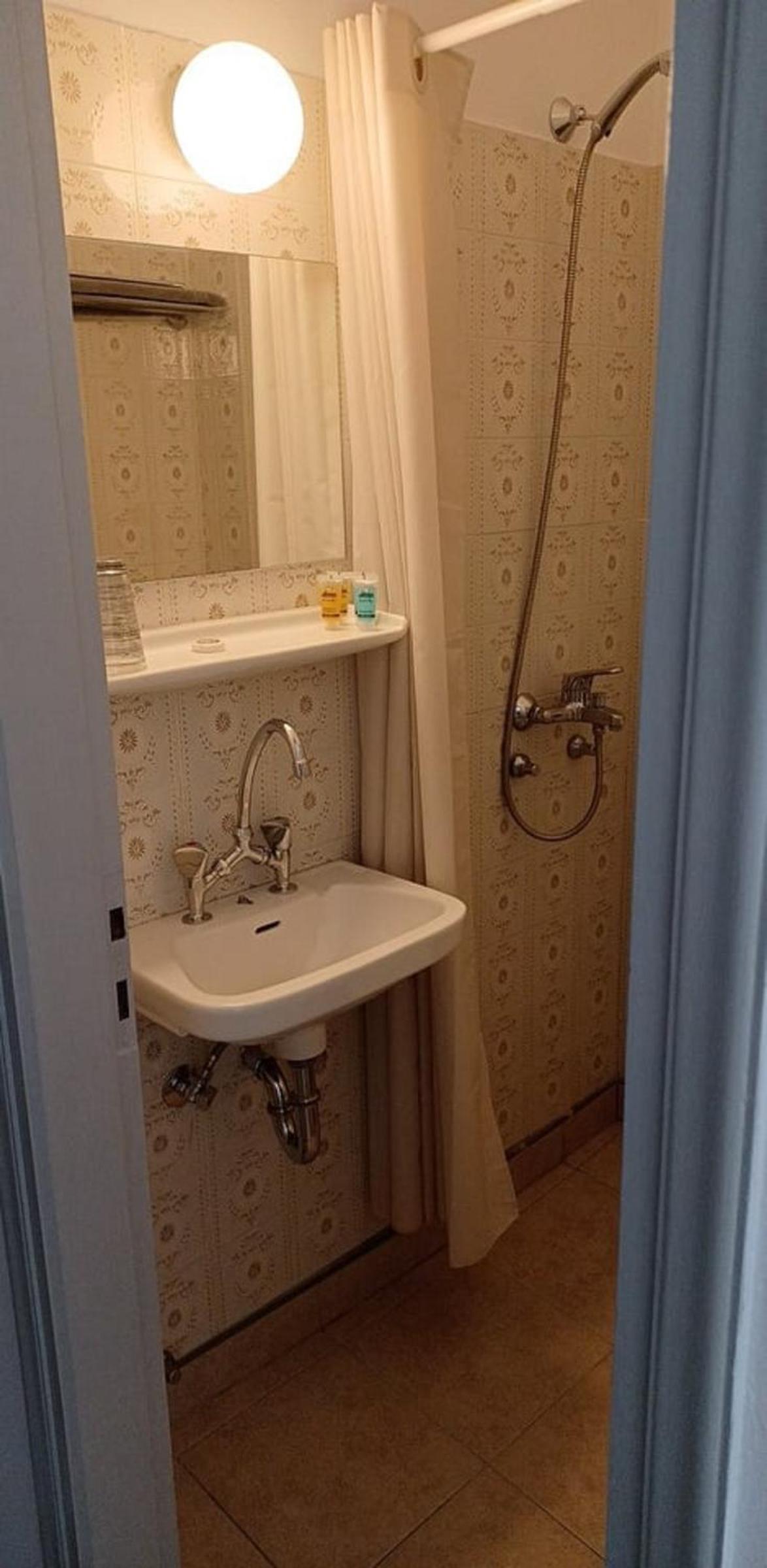 Economy Double Room - Photo 5