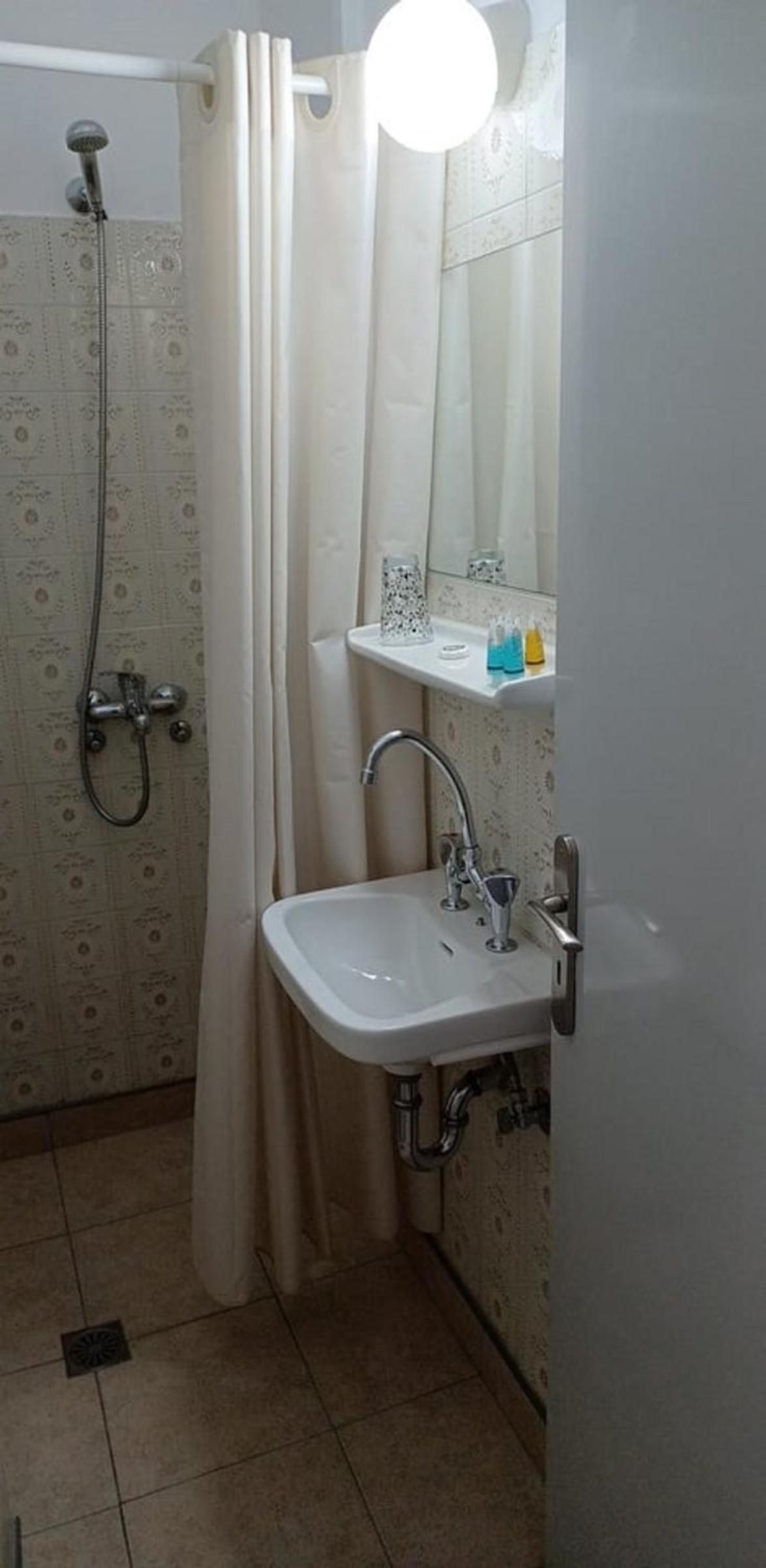 Economy Twin Room - Photo 5