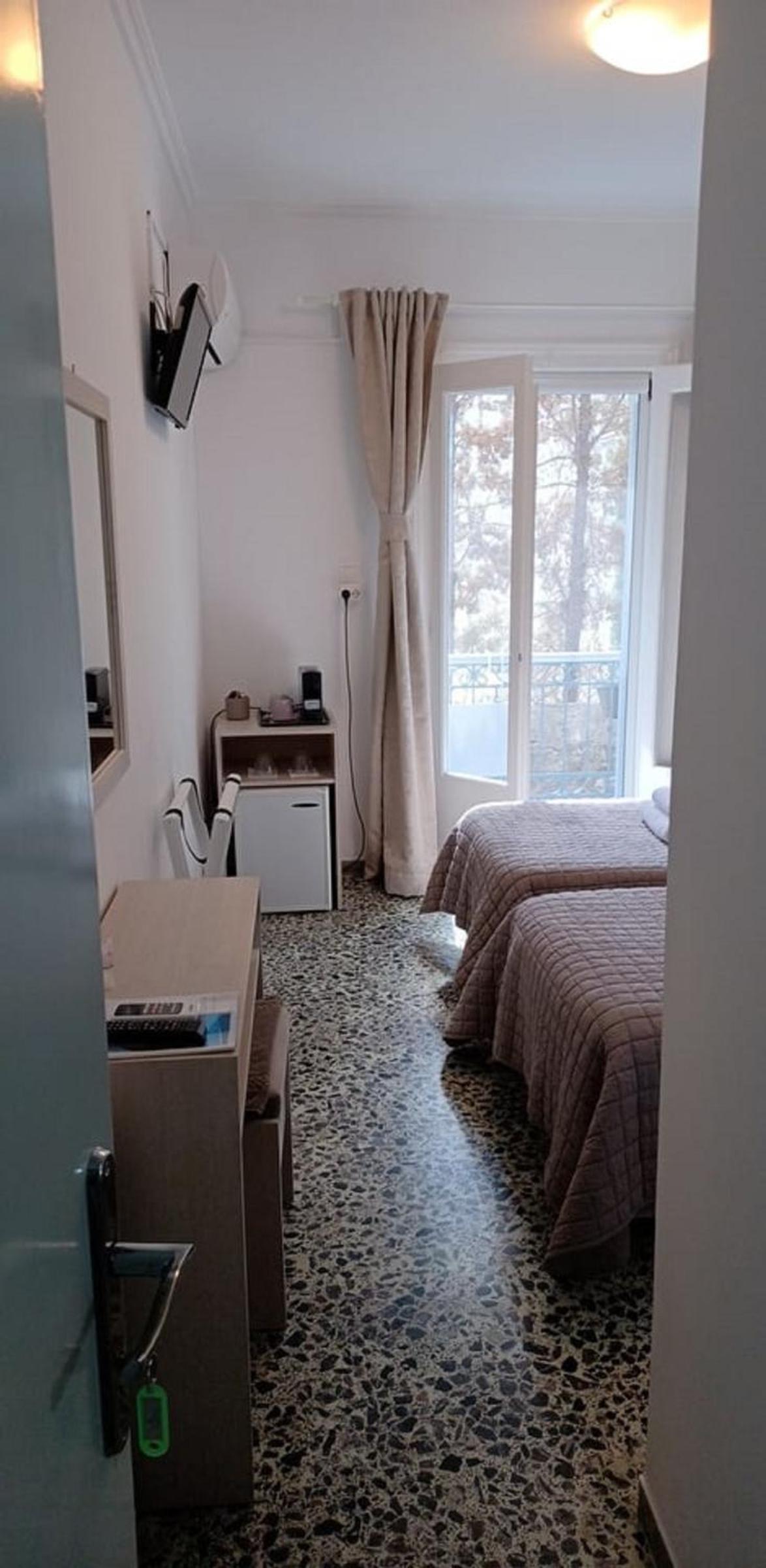 Economy Twin Room - Photo 3