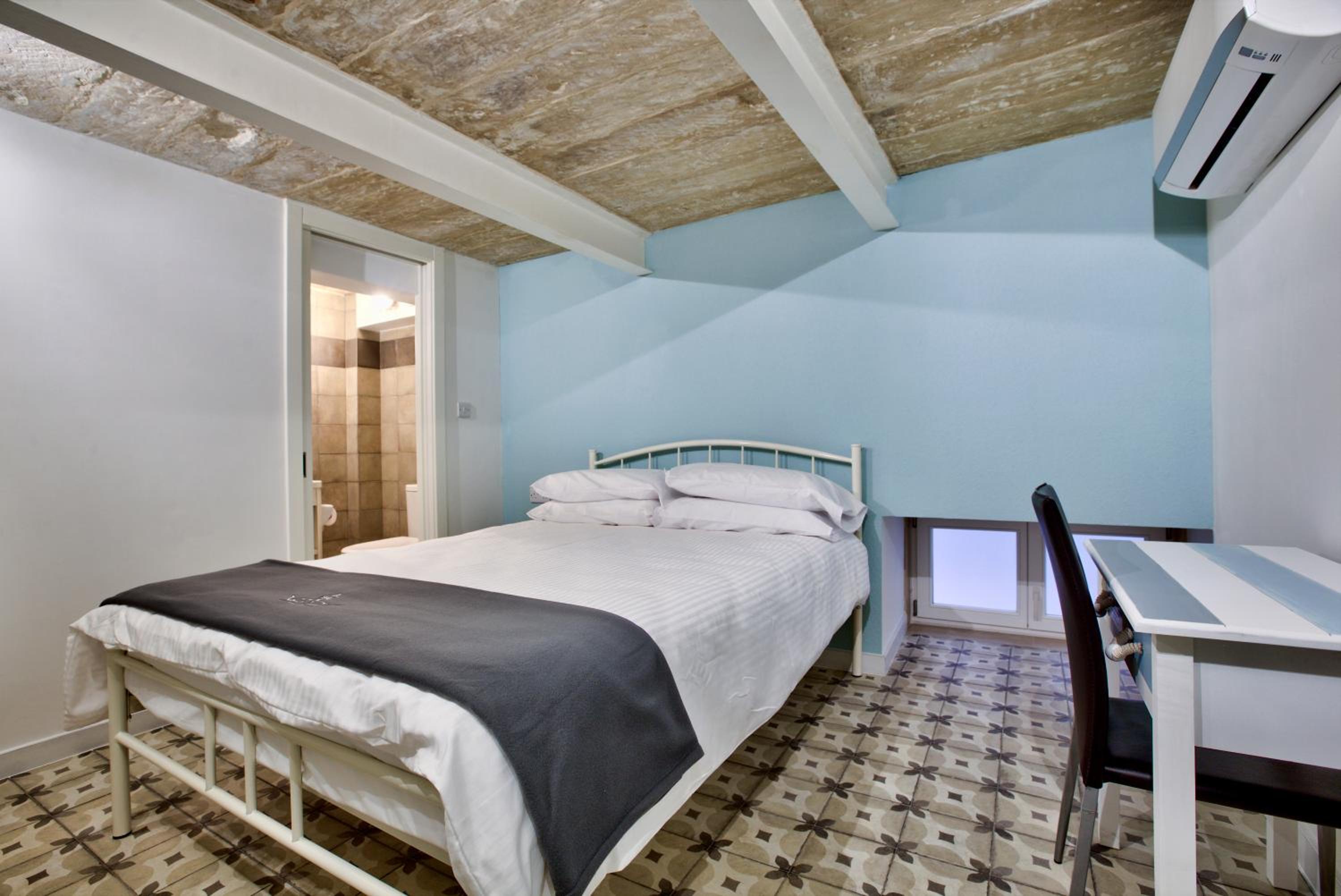 Double Room - Photo 17