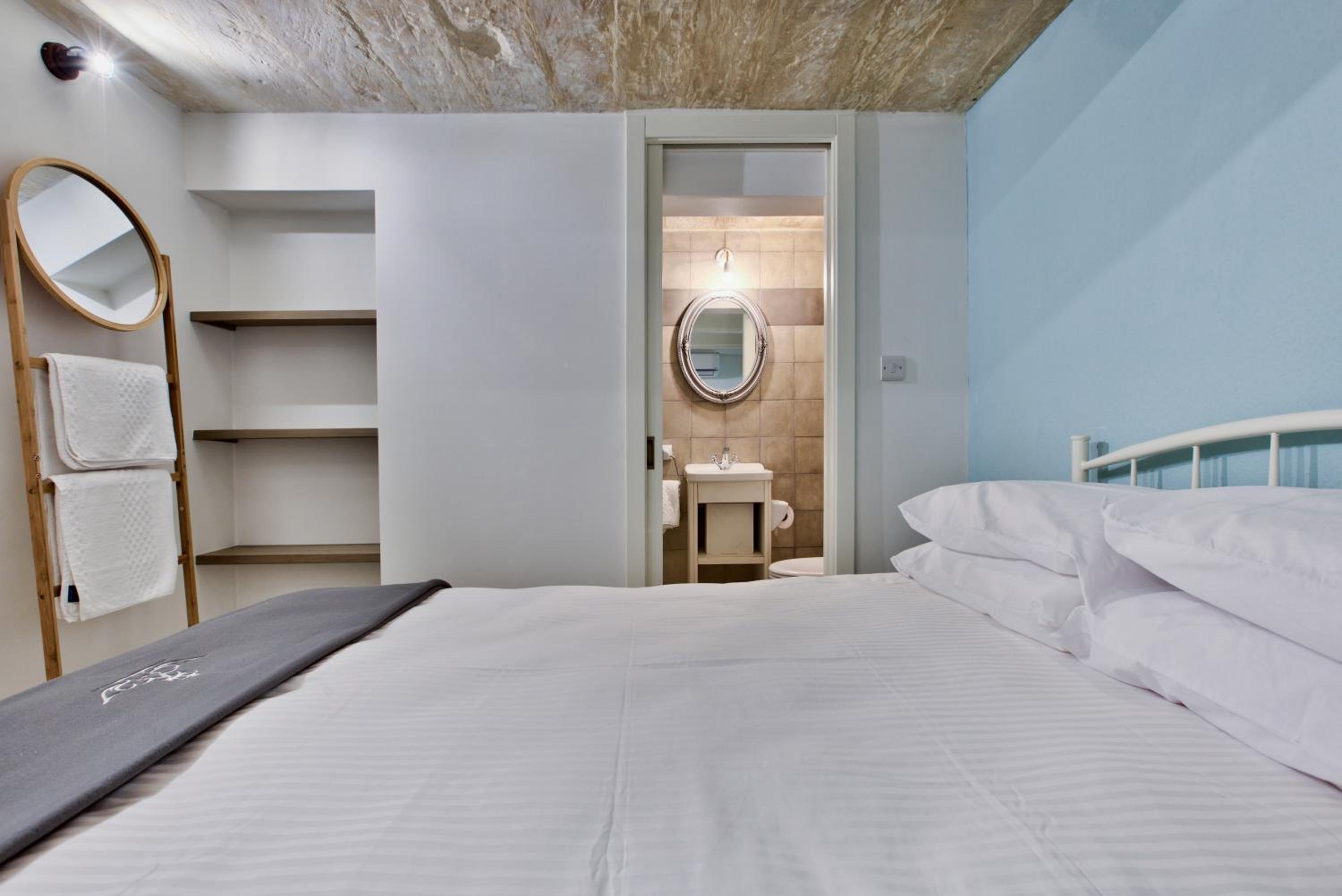 Double Room - Photo 7