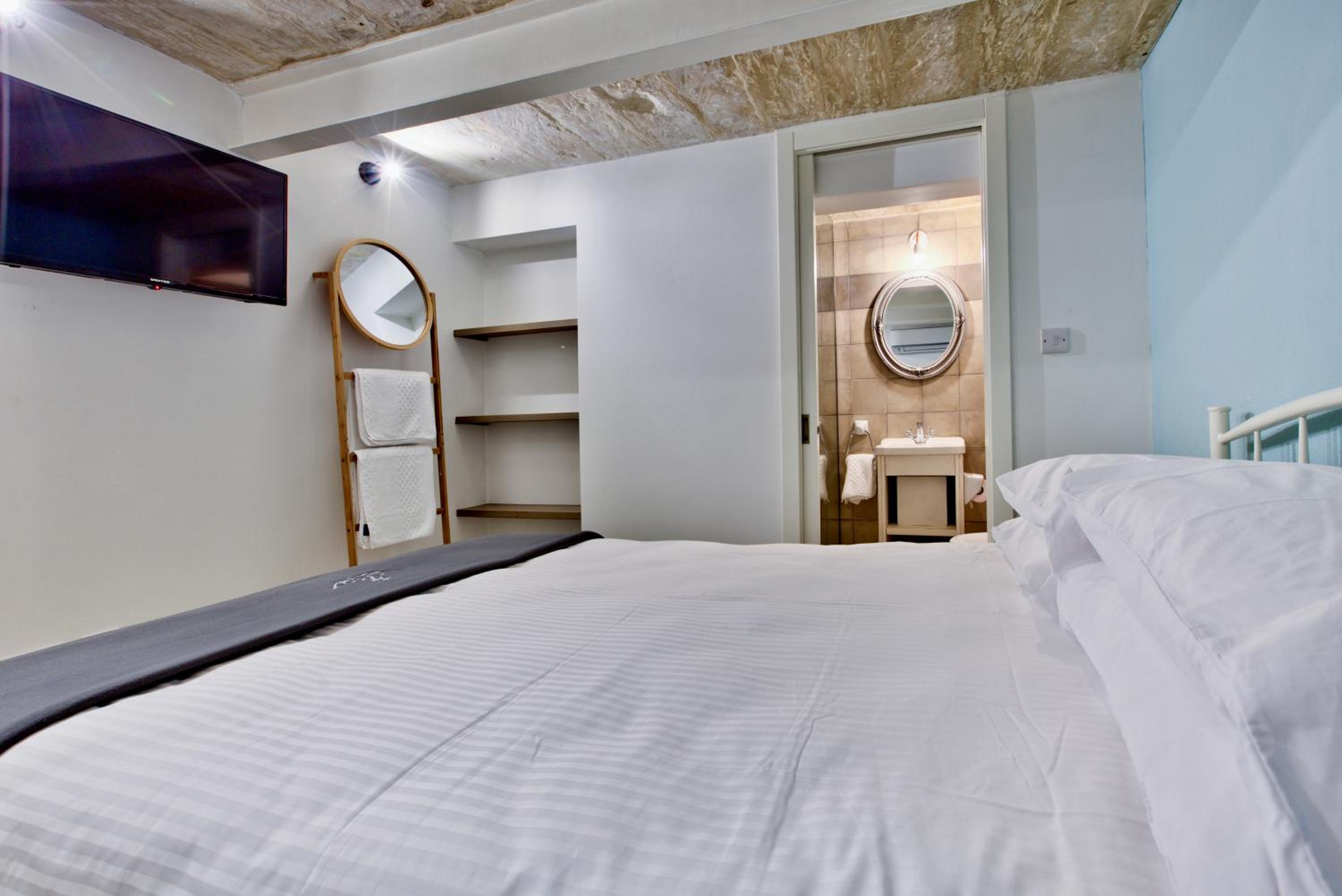 Double Room - Photo 16