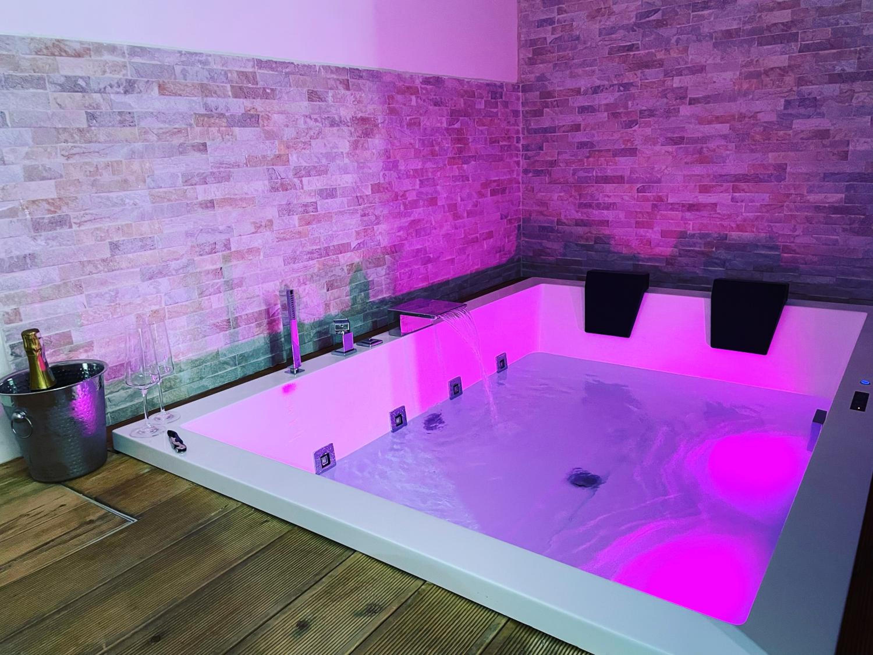 King Room with Spa Bath - Photo 2