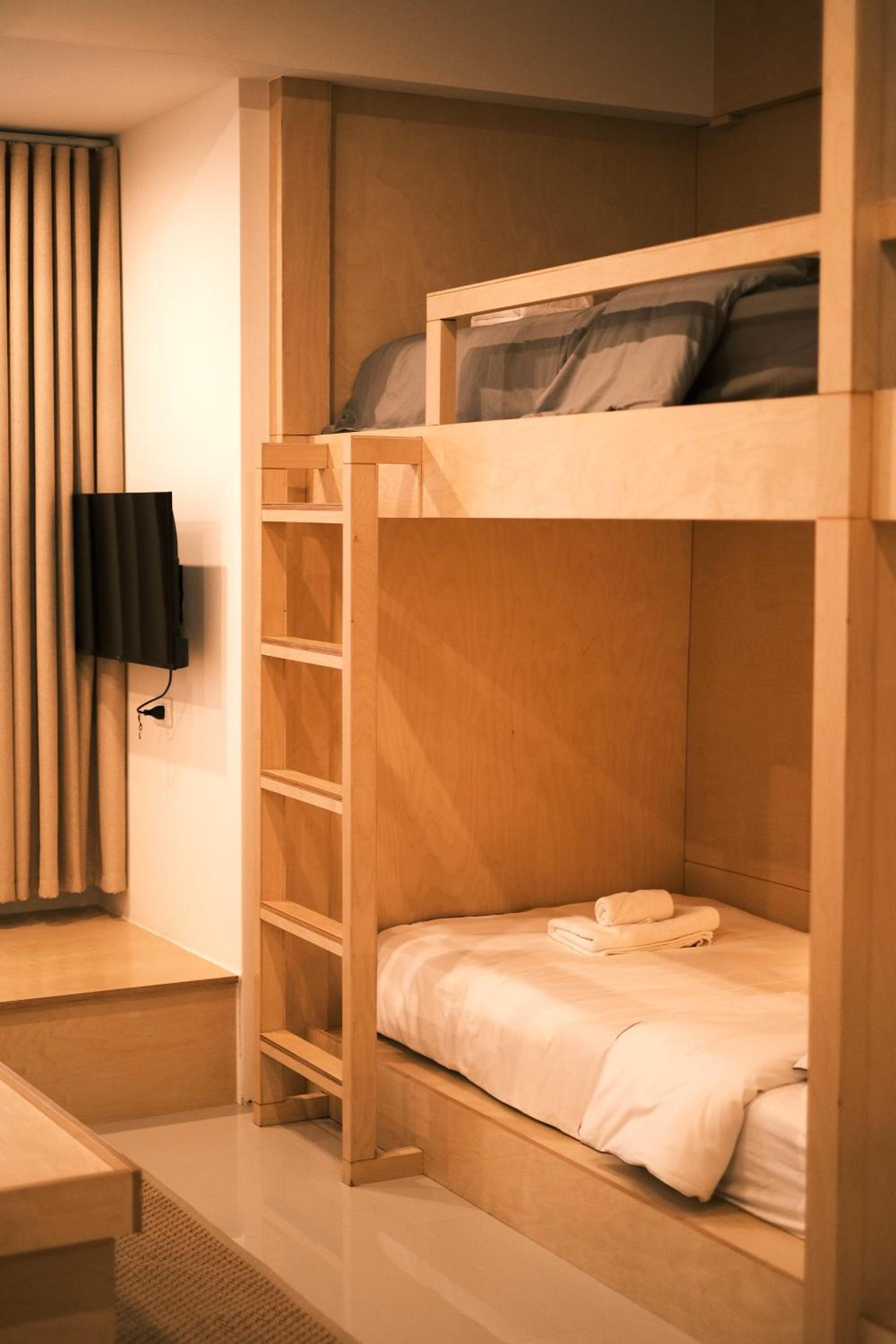 Quadruple Room with Private Bathroom - Photo 11