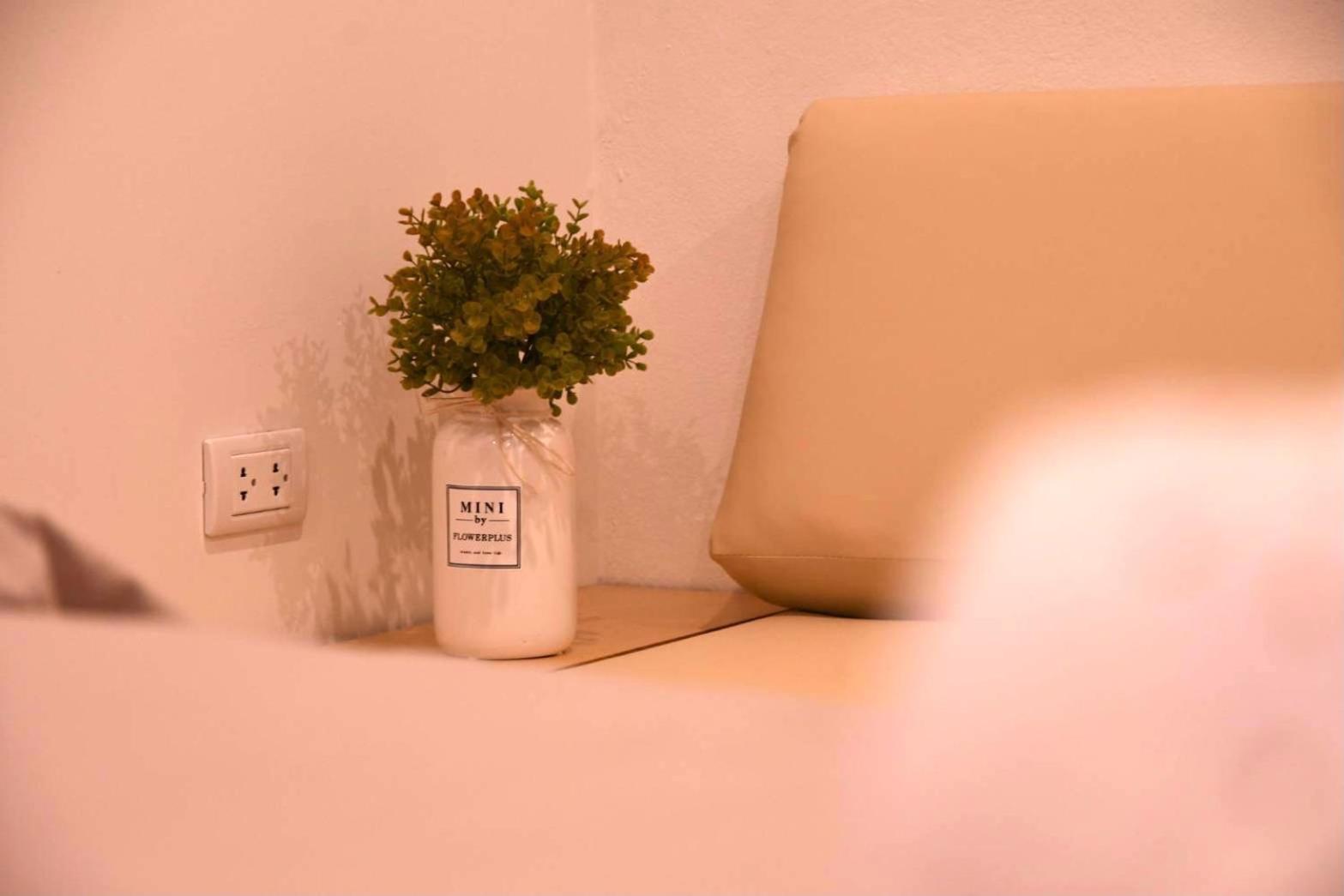 Queen Room with Shared Bathroom photo 3