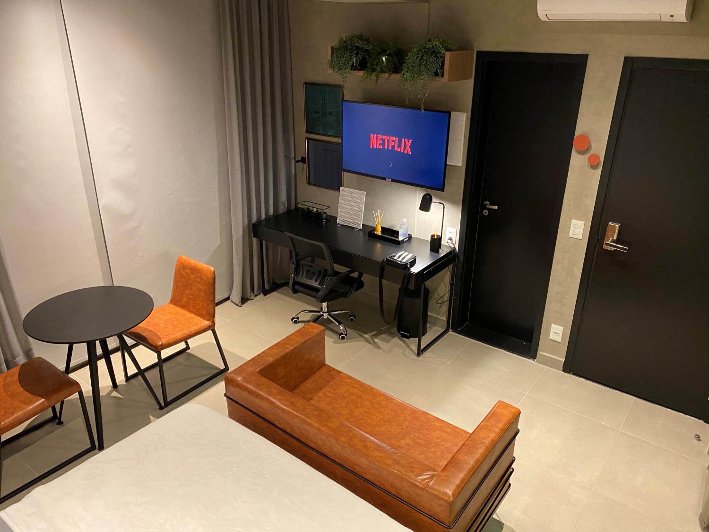 Studio Apartment - Photo 30