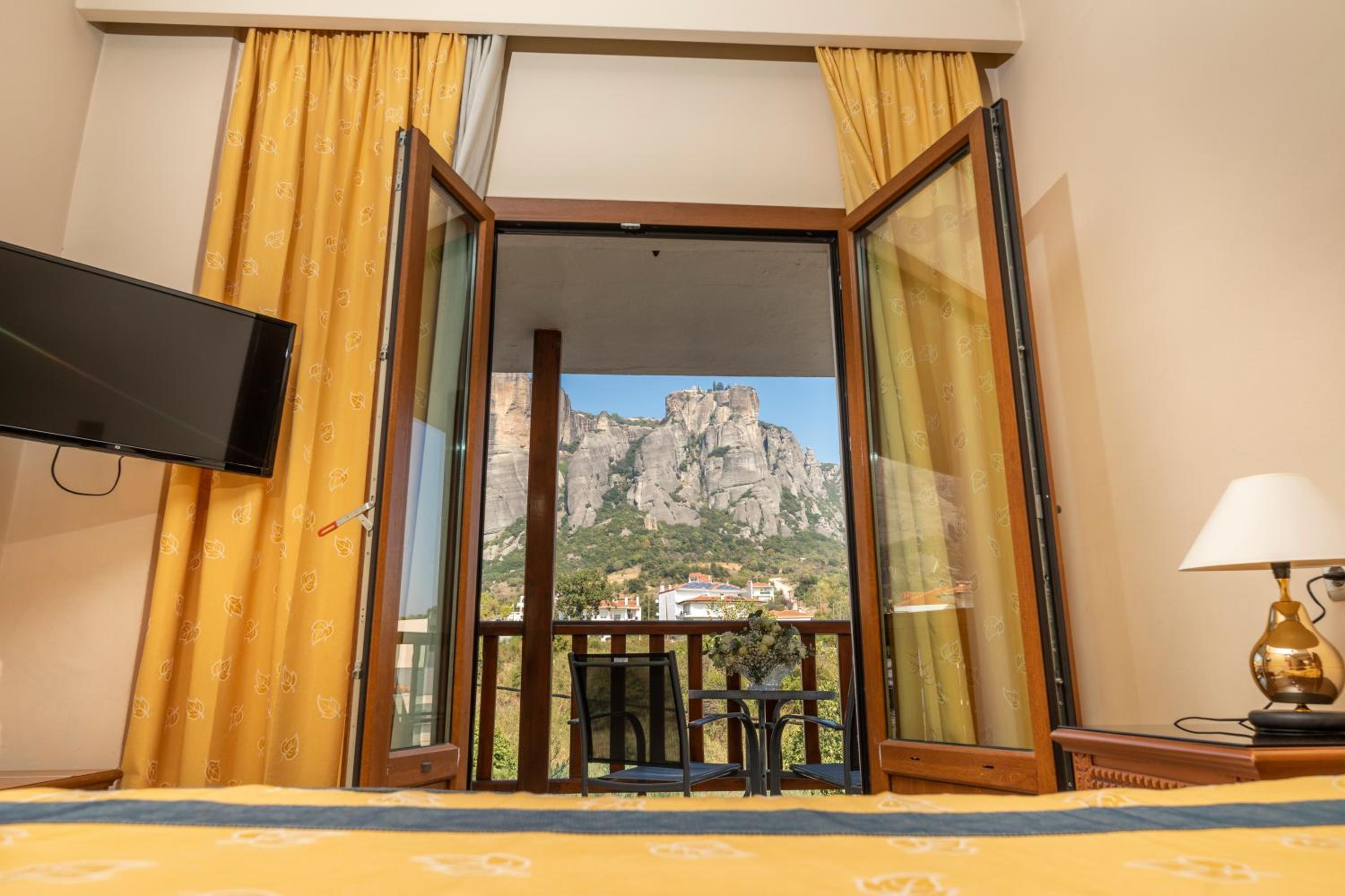 Double or Twin Room with Meteora View - Photo 2