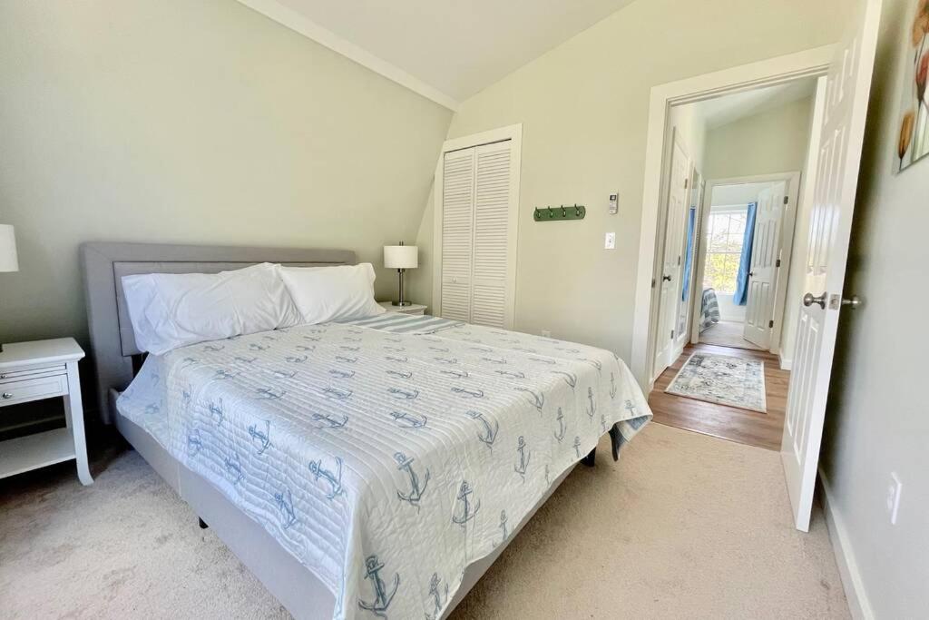 Two-Bedroom Apartment - Photo 12