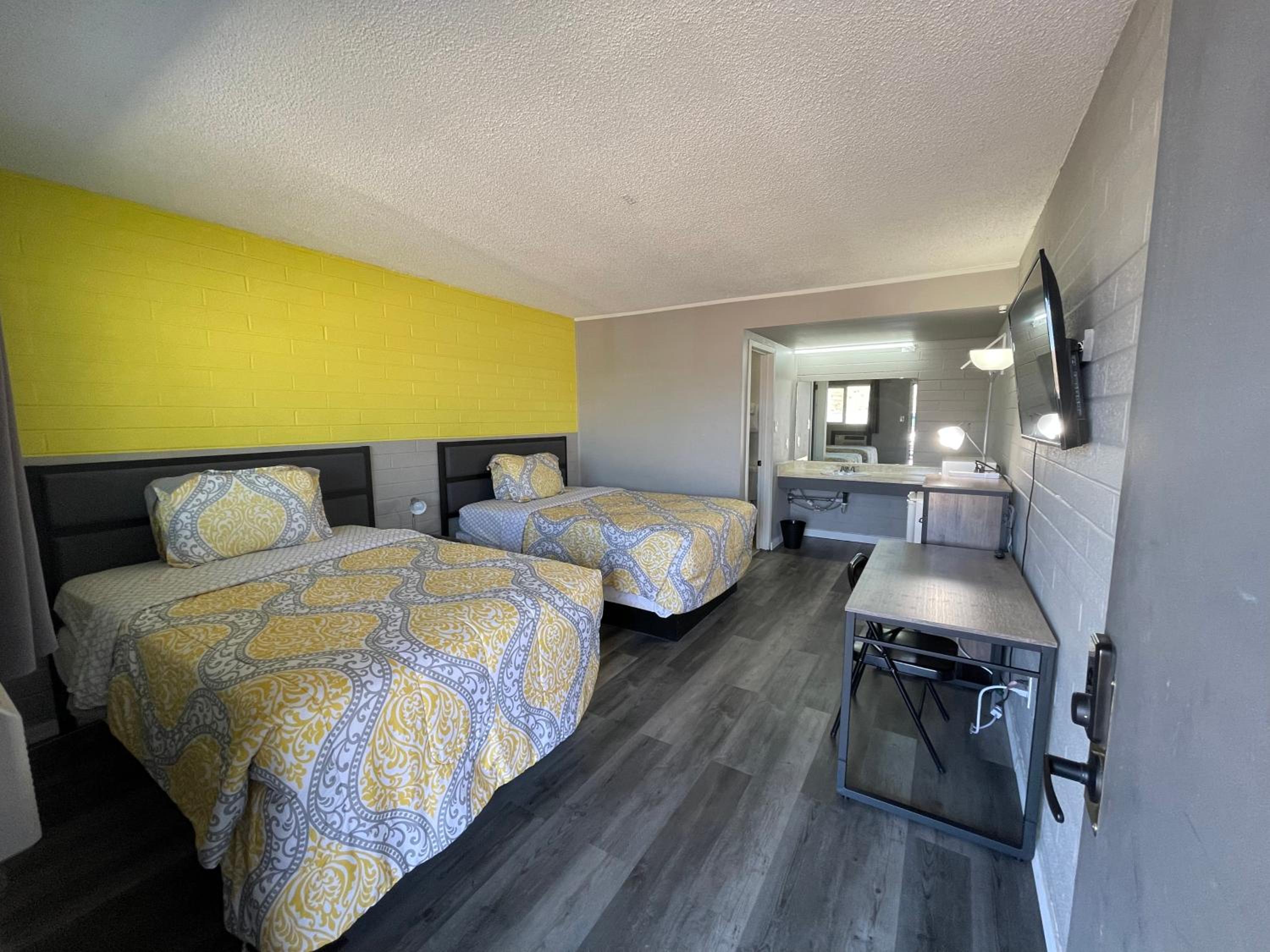 Queen Room with Two Queen Beds - Non-Smoking photo 1