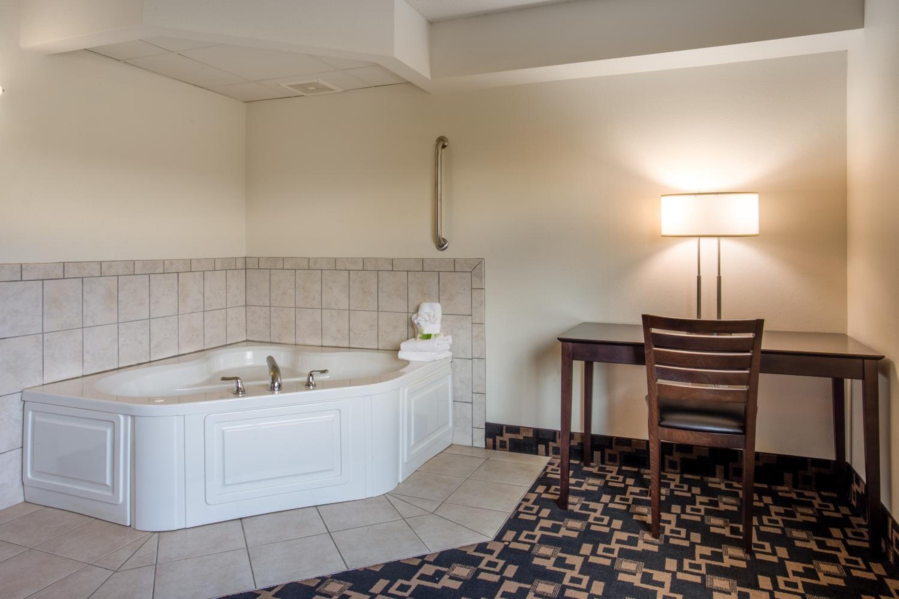 King Suite with Spa Bath - Non-Smoking photo 3