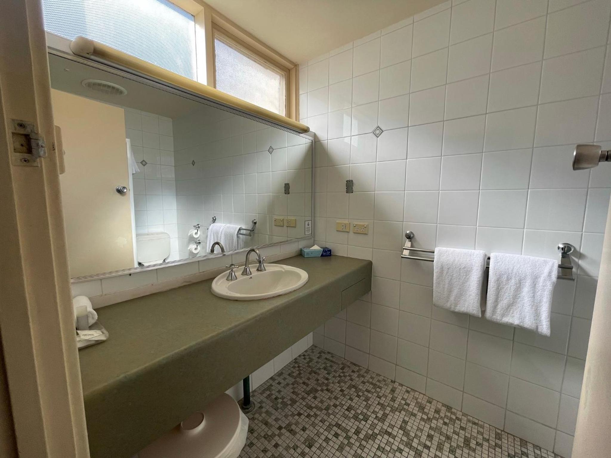 Standard Double or Twin Room - Photo 8