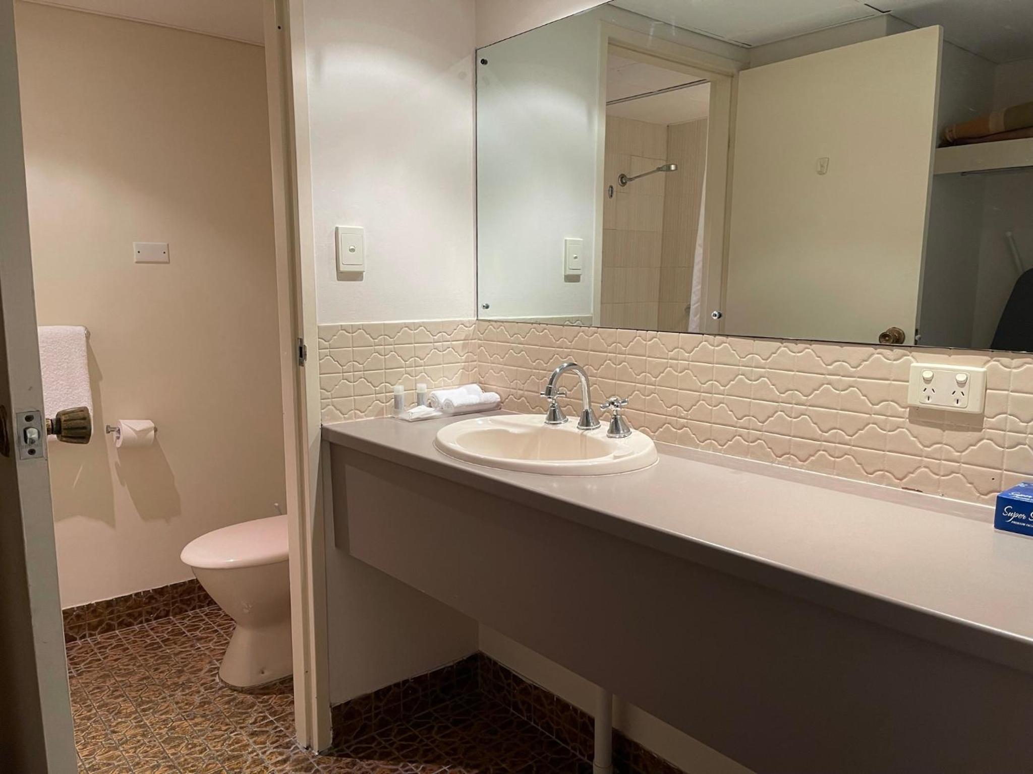 Standard Double Room - Photo 9