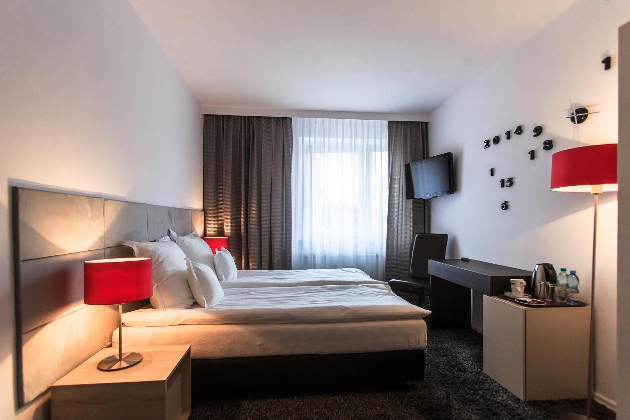 Deluxe Double Room with City View - Photo 9