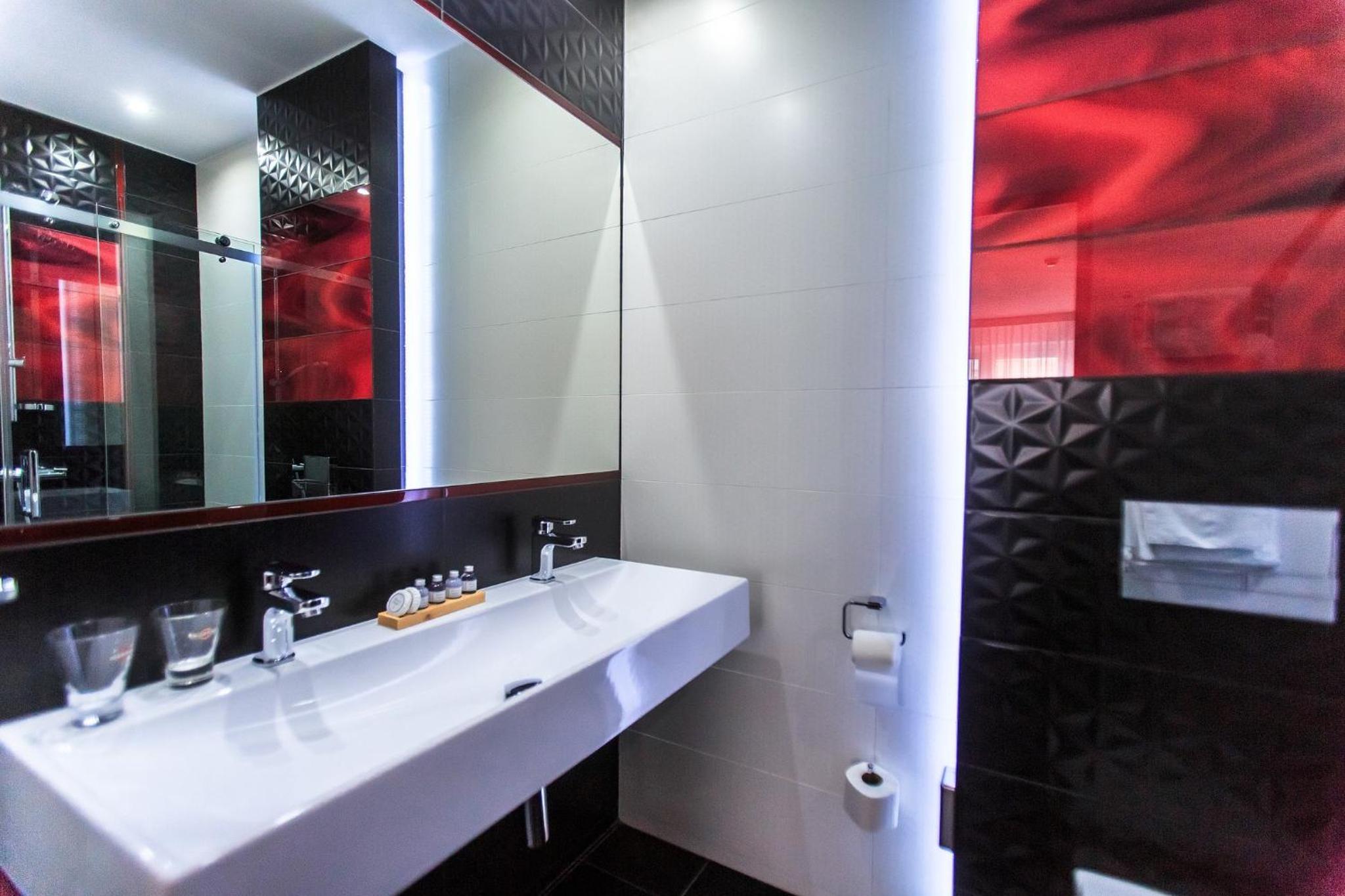 Deluxe Double Room with City View - Photo 4