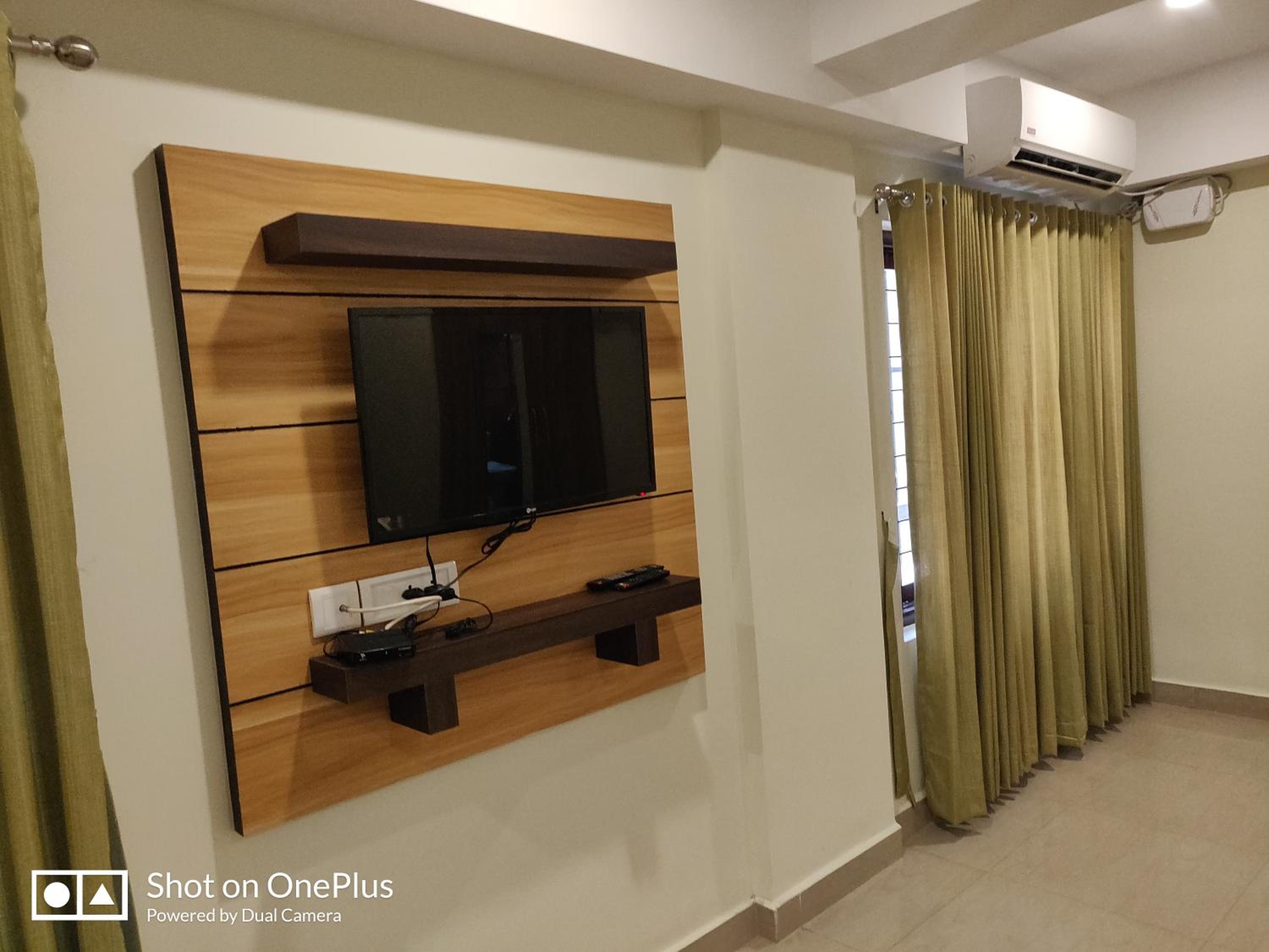 Deluxe Double Room (2 Adults + 1 Child) - Photo 1