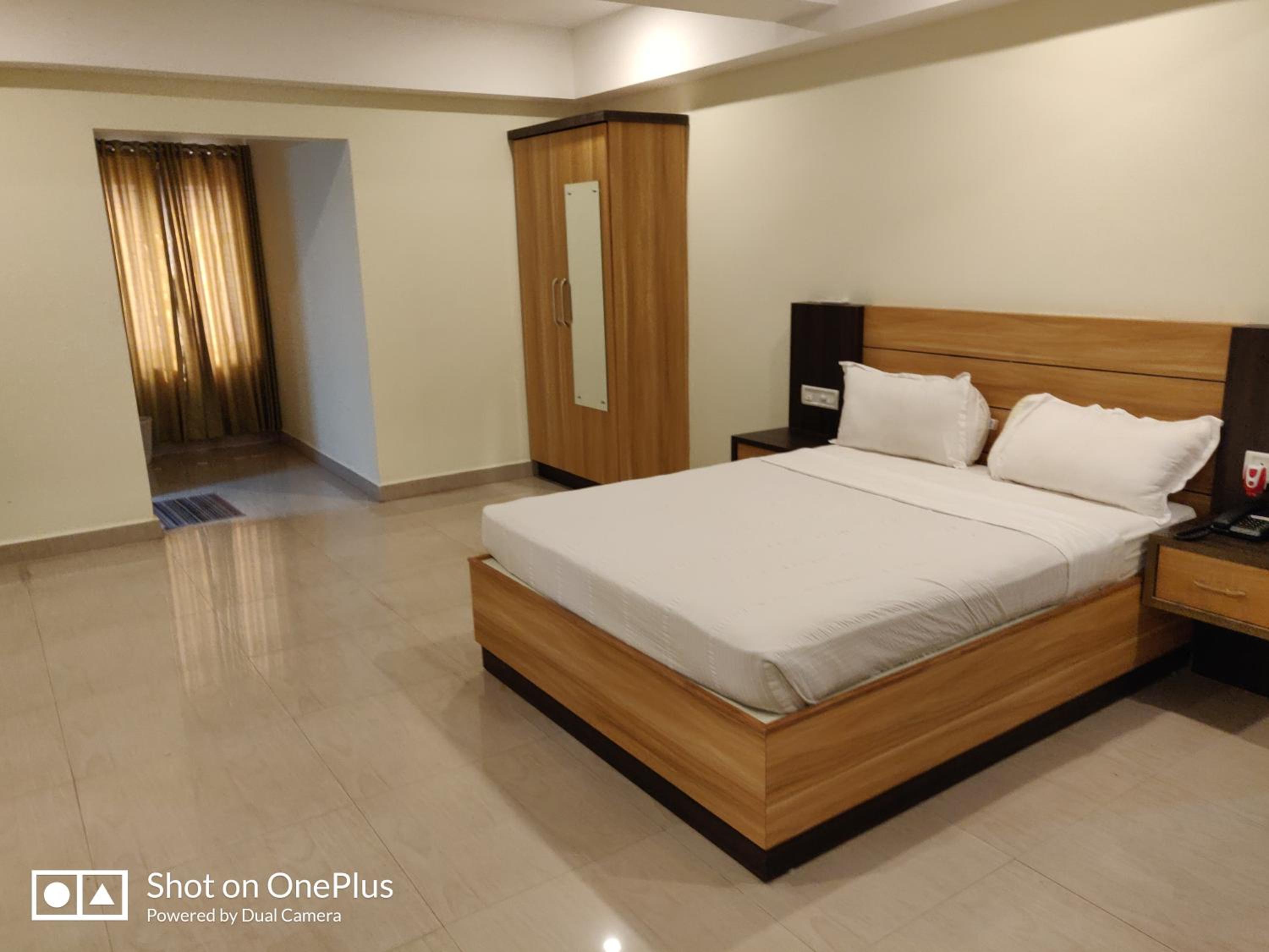 Deluxe Double Room (2 Adults + 1 Child) - Photo 8