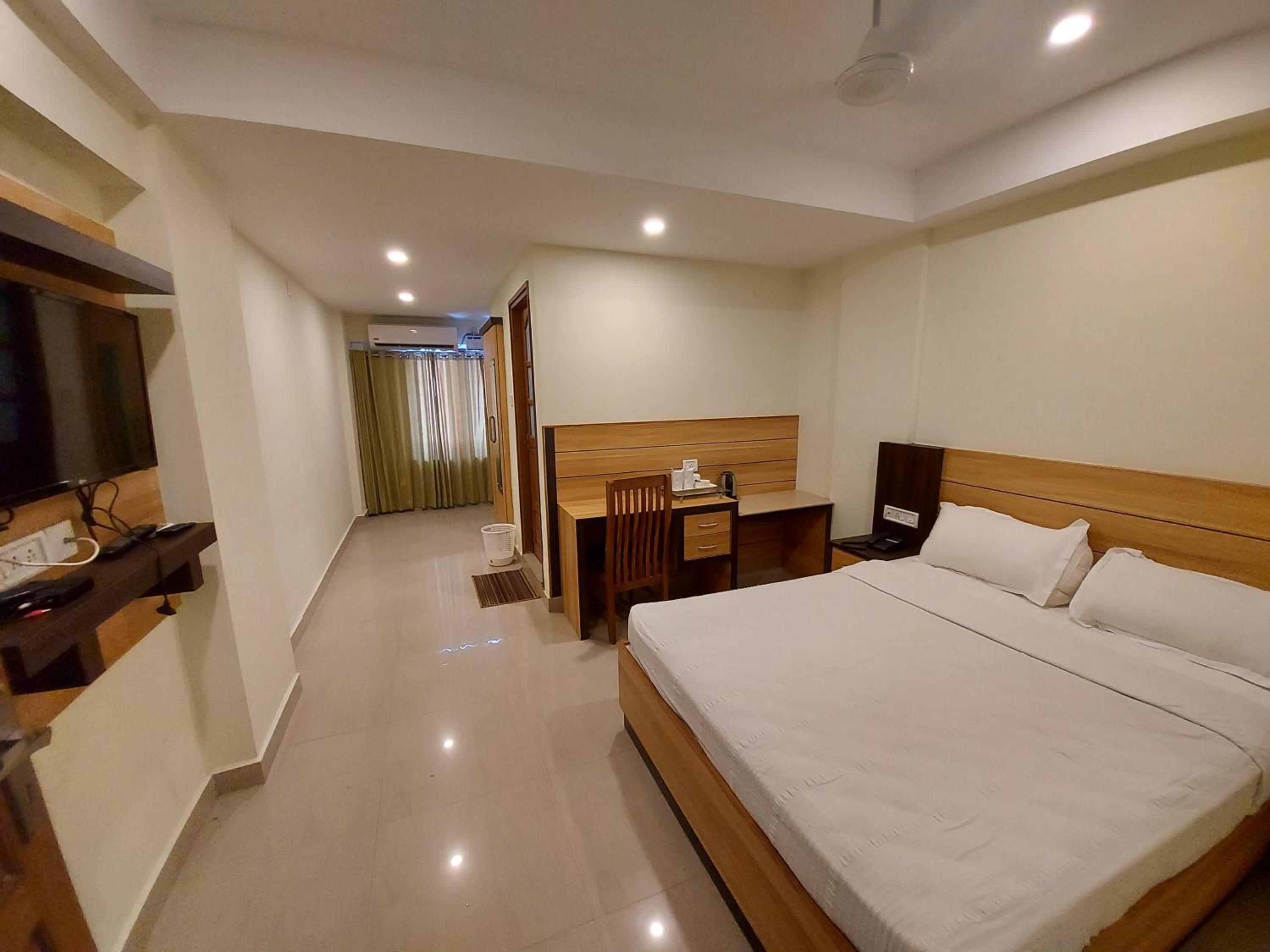 Deluxe Double Room (2 Adults + 1 Child) - Photo 2