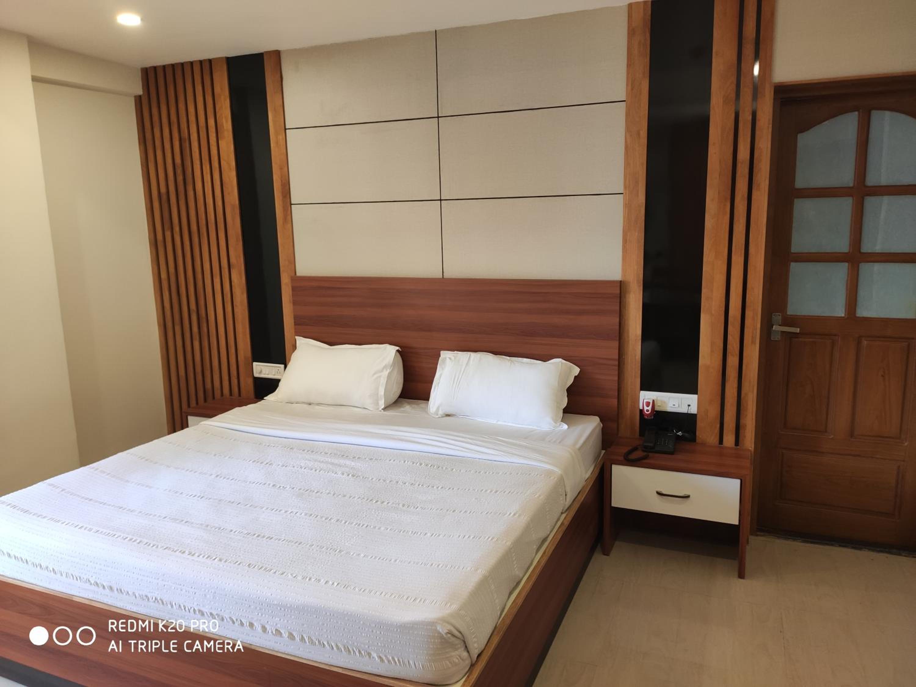 Deluxe Double Room (2 Adults + 1 Child) - Photo 7