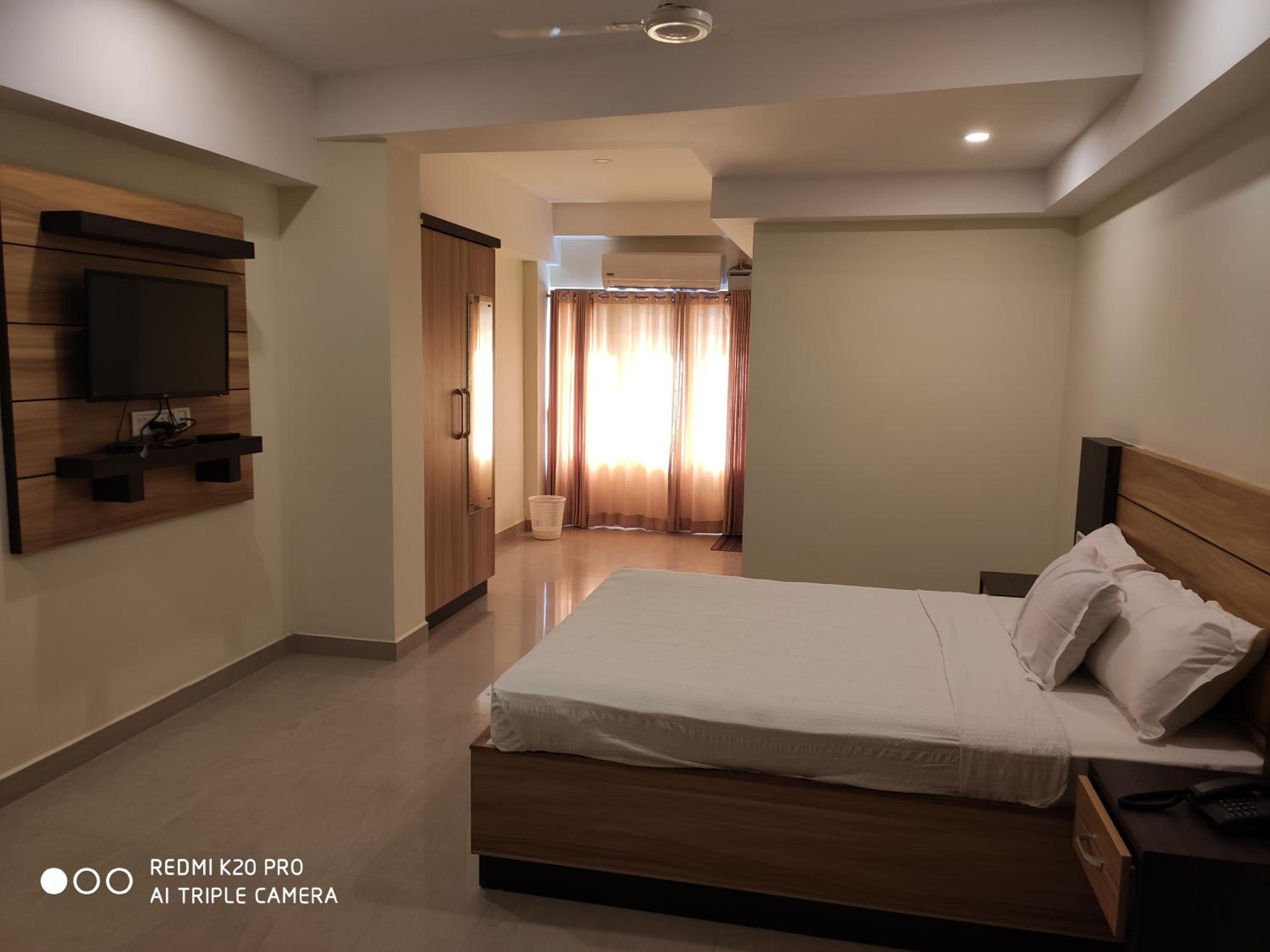 Deluxe Double Room (2 Adults + 1 Child) - Photo 3