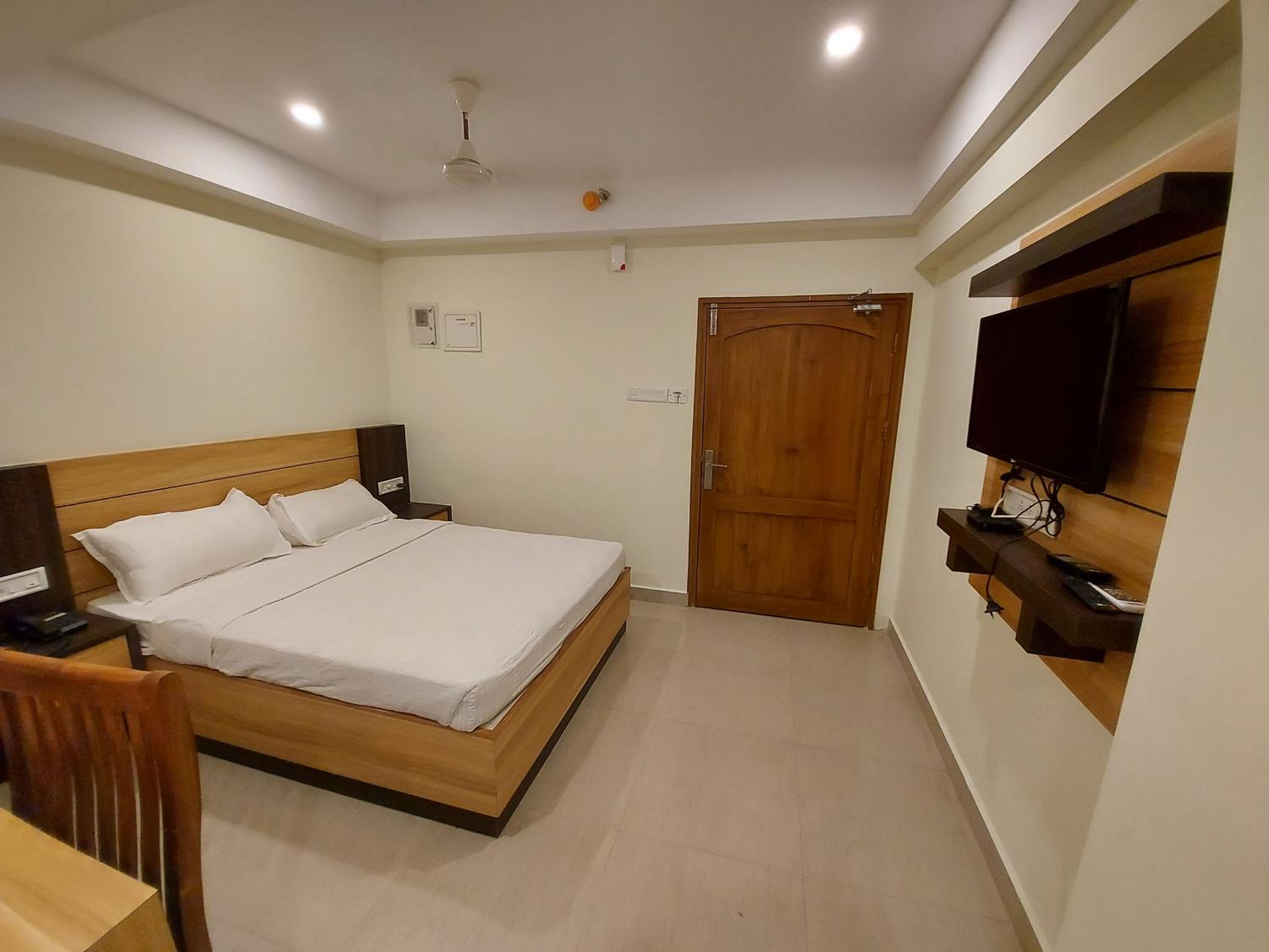 Deluxe Double Room (2 Adults + 1 Child) - Photo 4