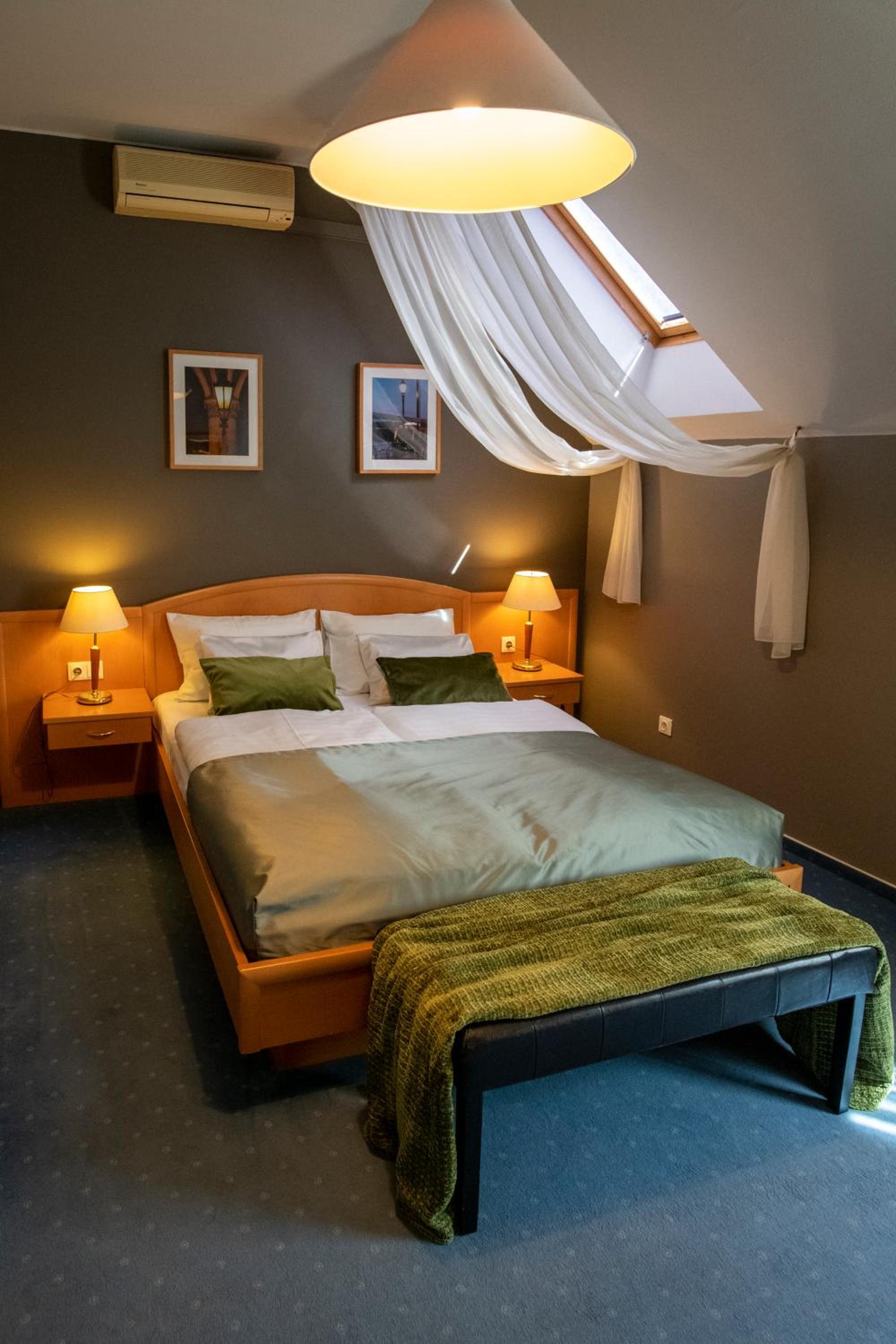 Double Room - Photo 11
