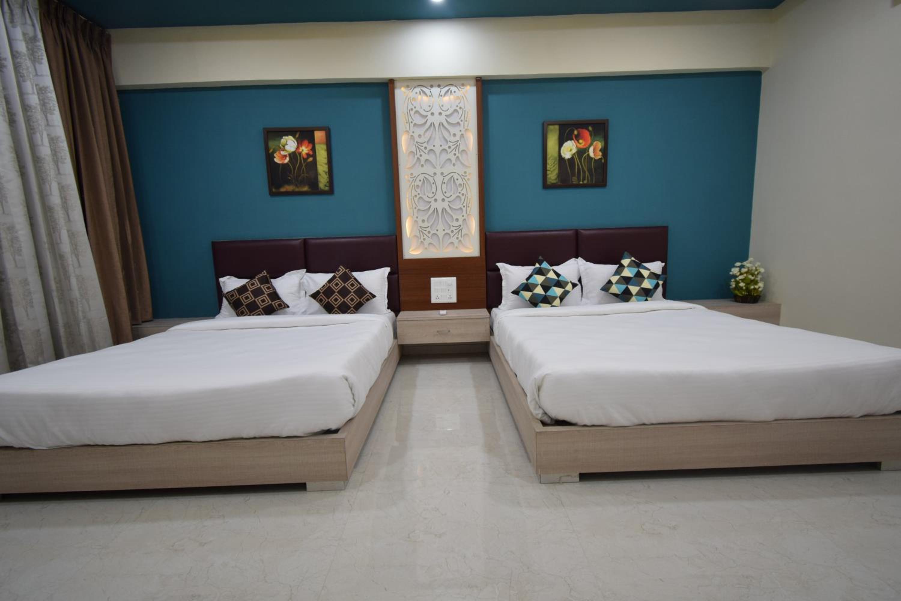 Superior Queen Room with Two Queen Beds - Photo 2