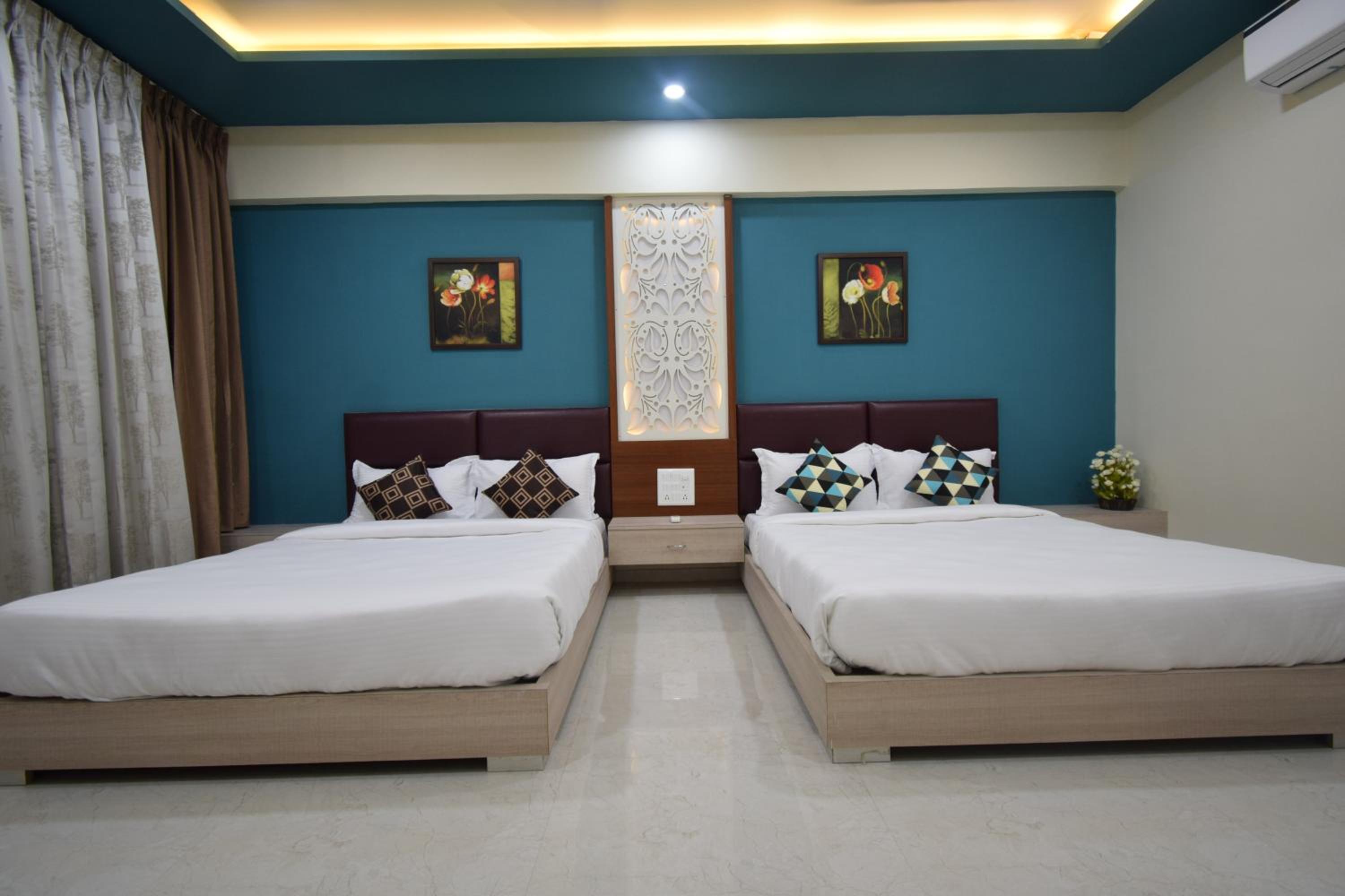 Superior Queen Room with Two Queen Beds - Photo 3