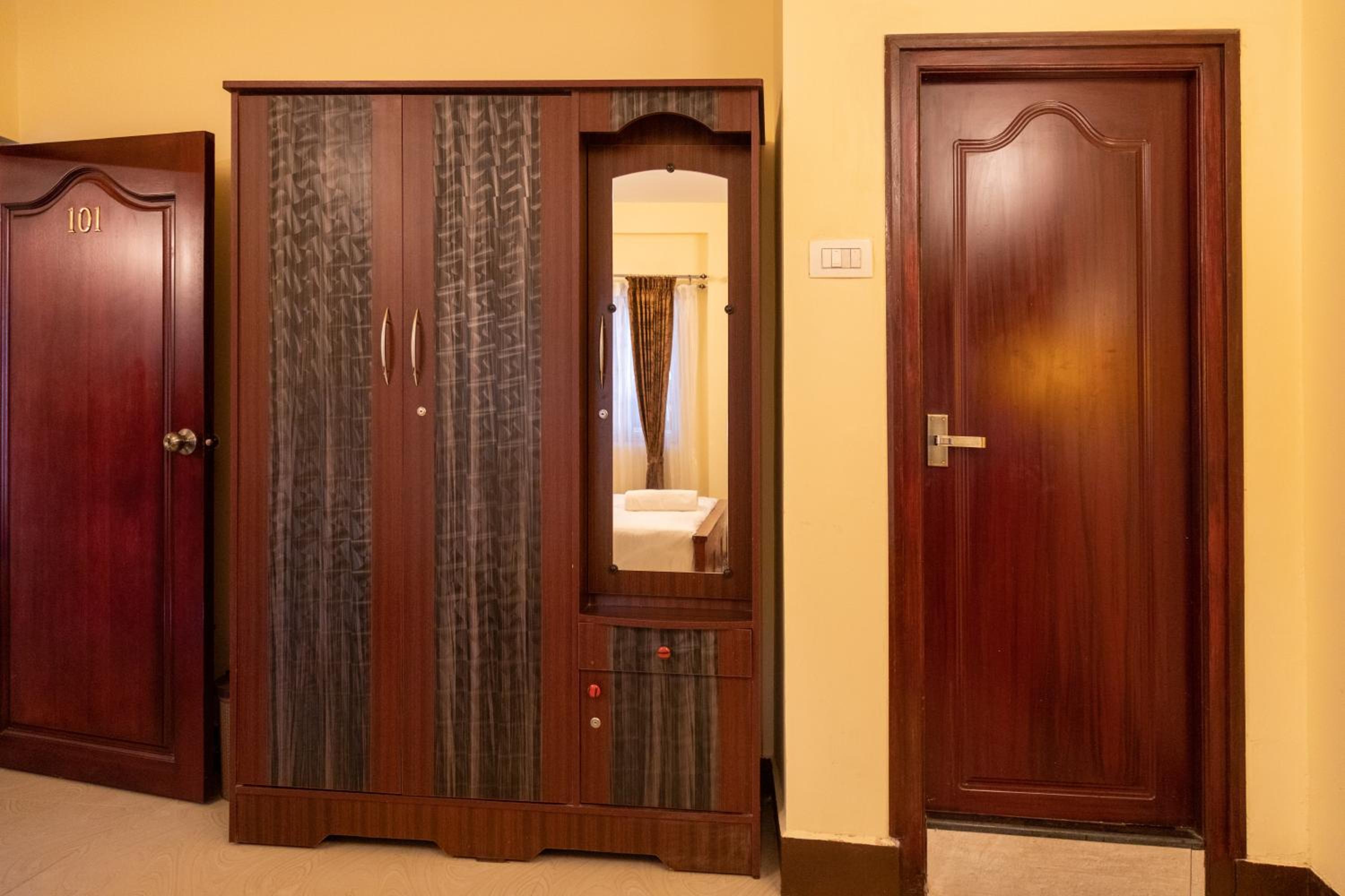 Deluxe King Room - Photo 3
