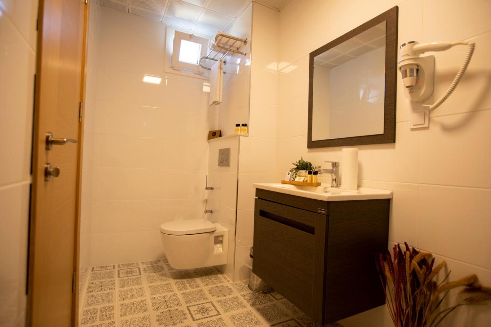 Deluxe Double Room with Balcony - Photo 9