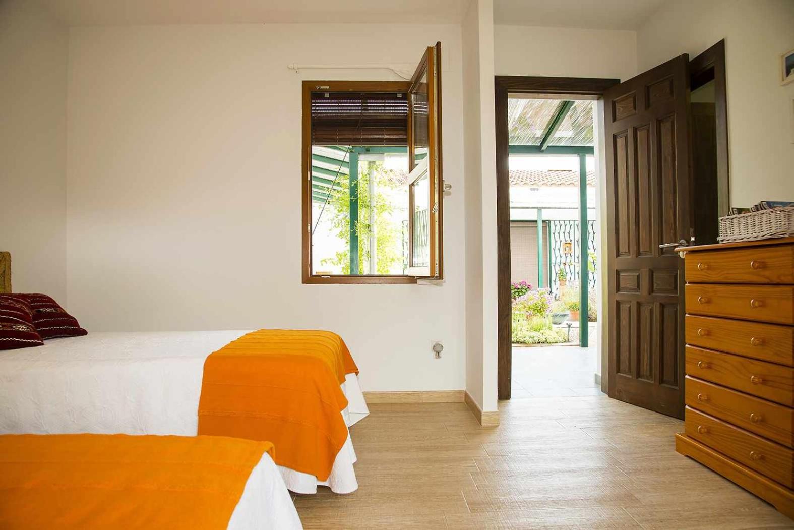 Twin Room with Private Bathroom photo 2