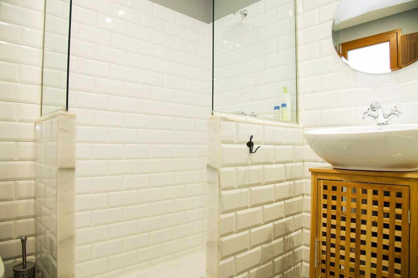 Twin Room with Private Bathroom photo 3