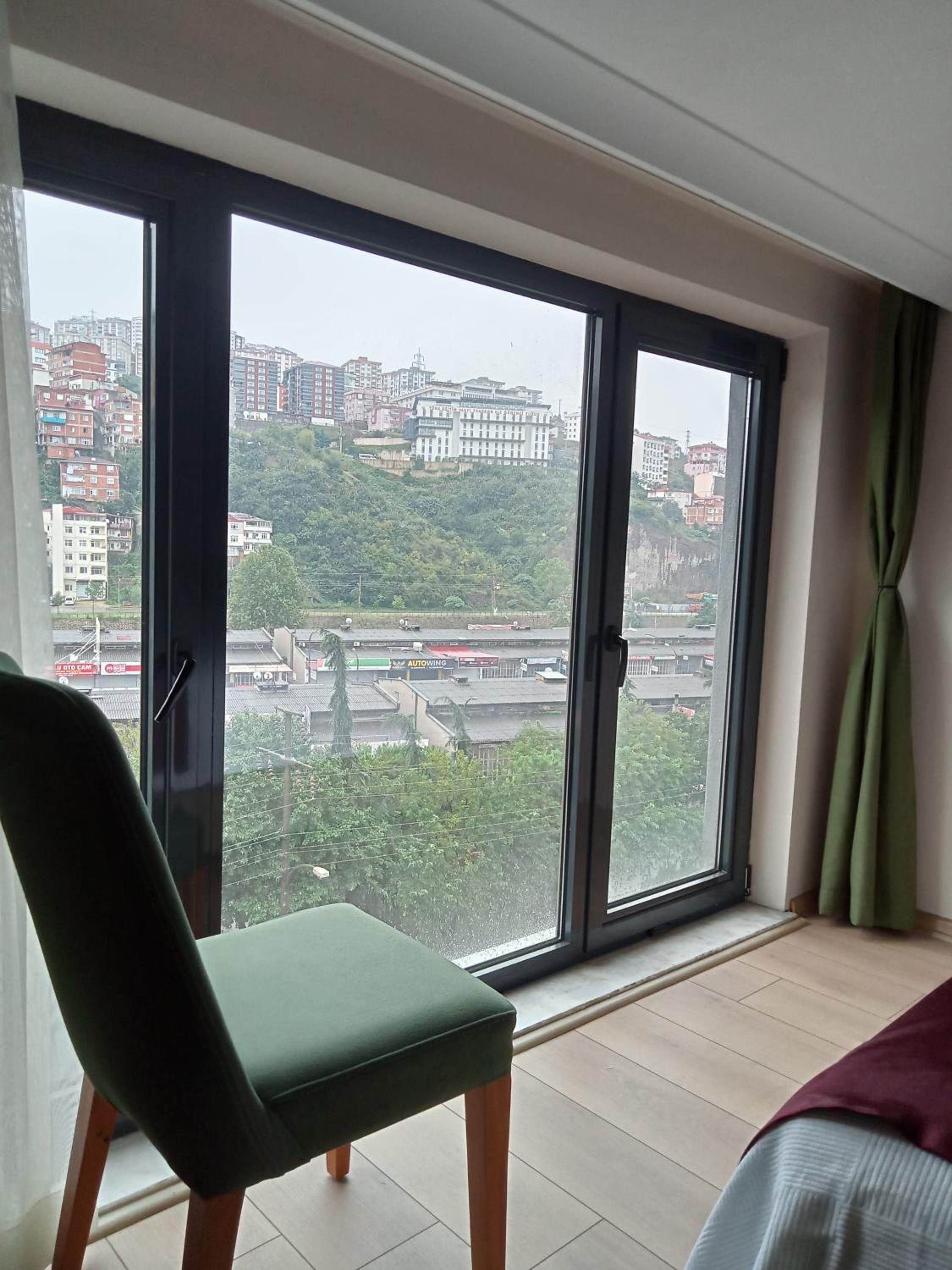 Family Room with Mountain View - Photo 2