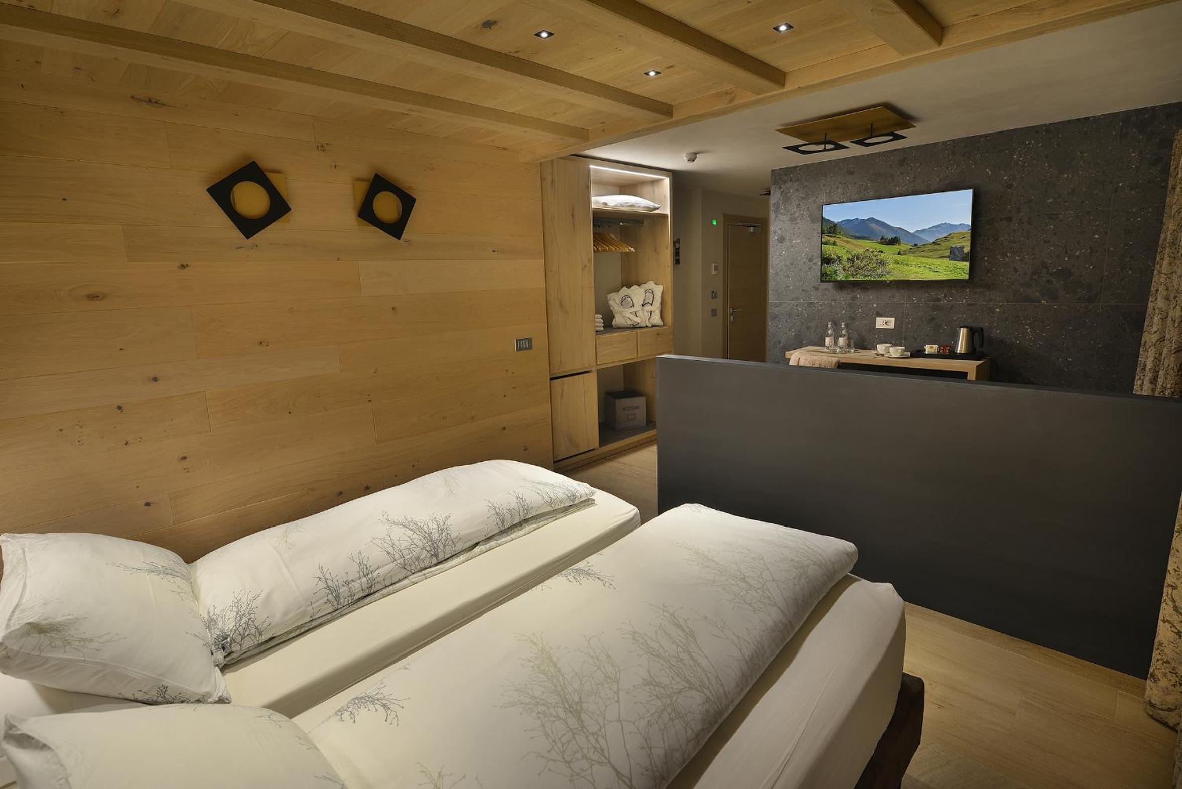 Superior Deluxe Double or Twin Room  photo 2