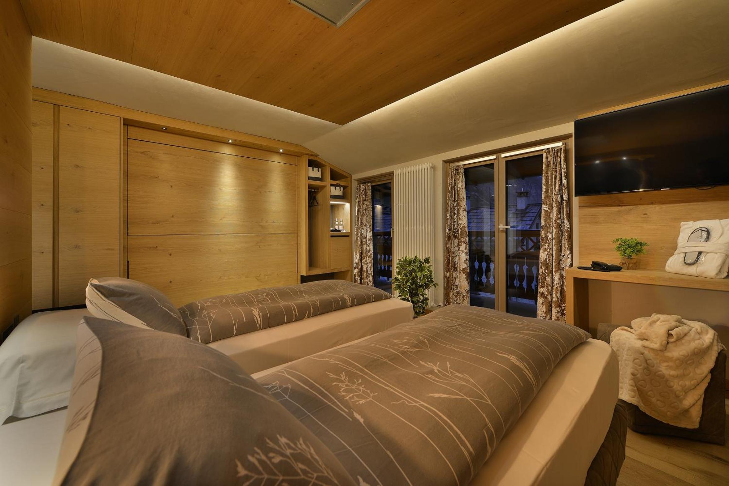Superior Deluxe Double or Twin Room  photo 3