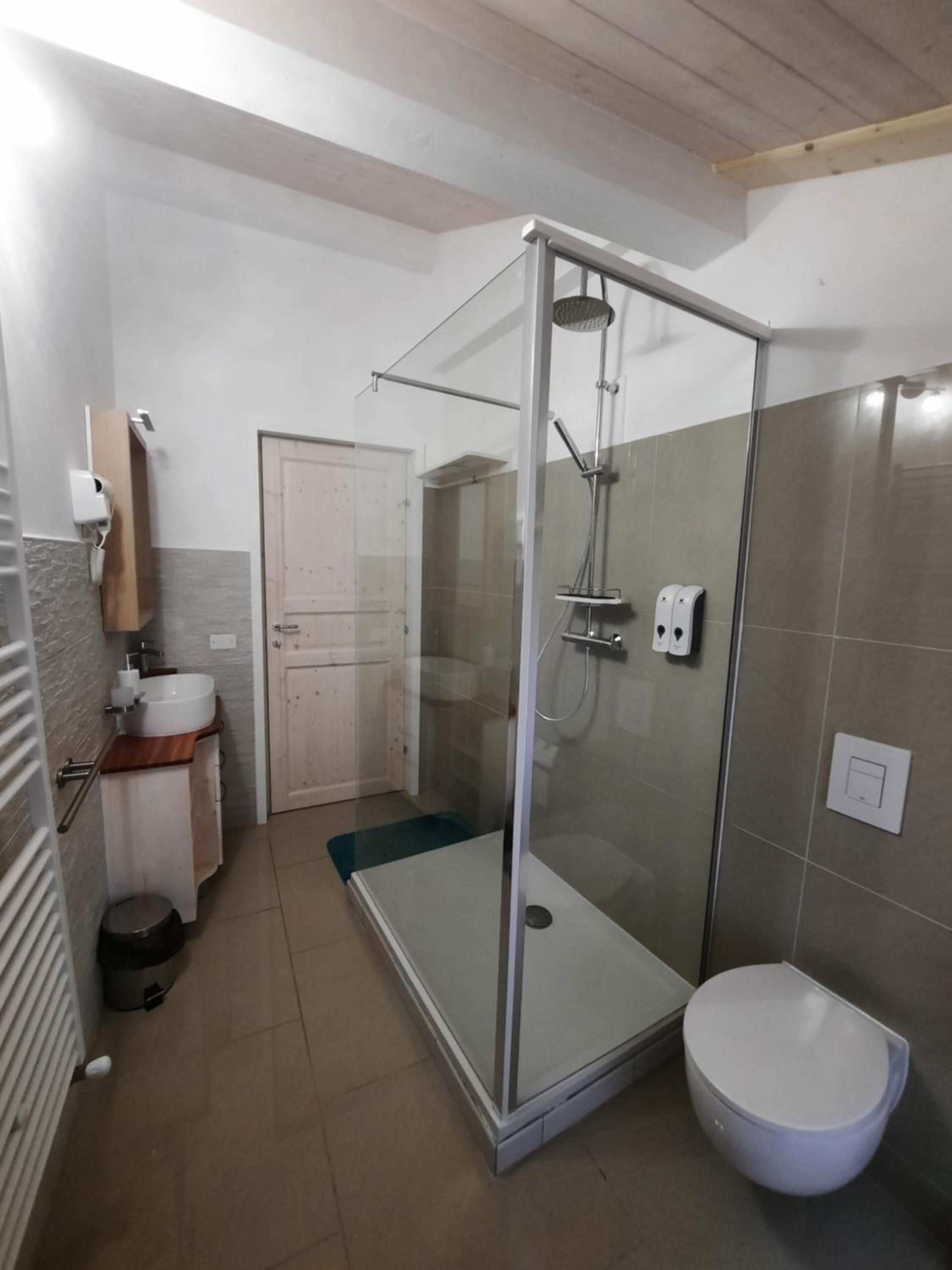 Family Room with Shared Bathroom photo 3