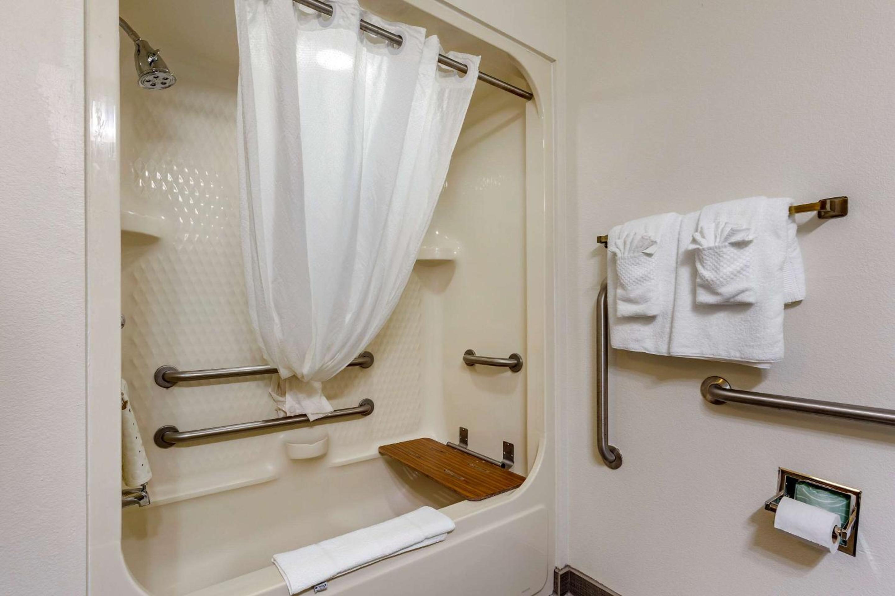 Queen Room - Accessible/Non-Smoking - Photo 4