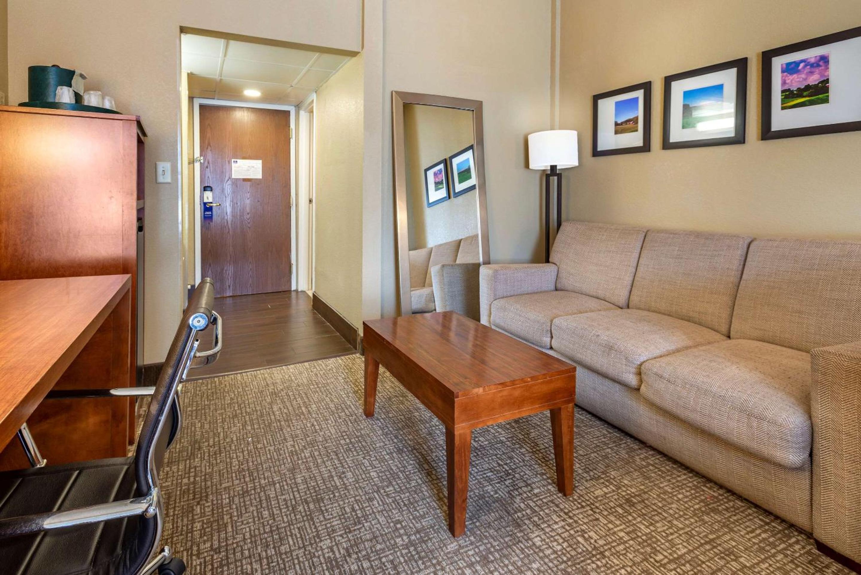 King Suite - Non-Smoking - Photo 4