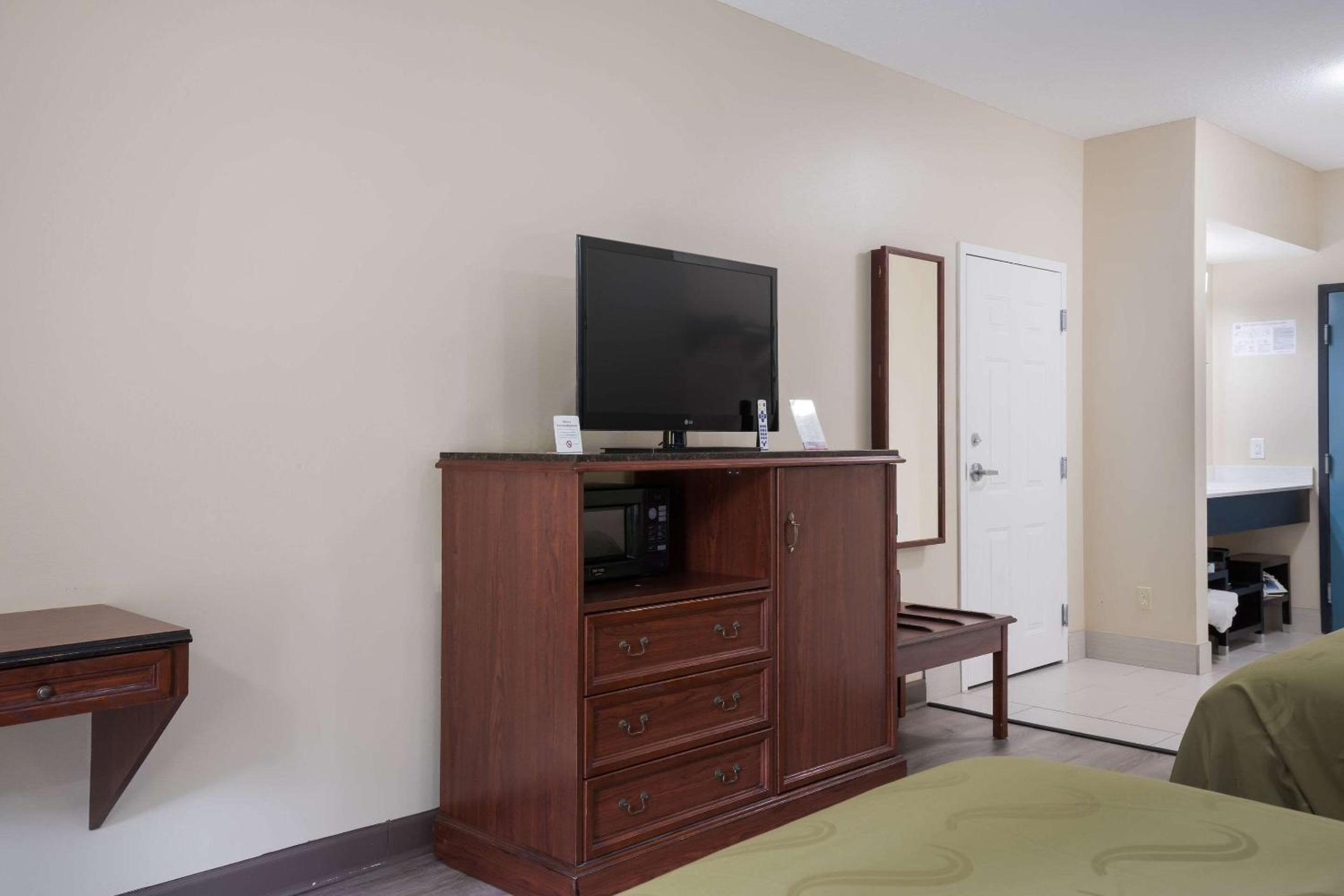 Queen Room with Two Queen Beds - Non-Smoking - Photo 2