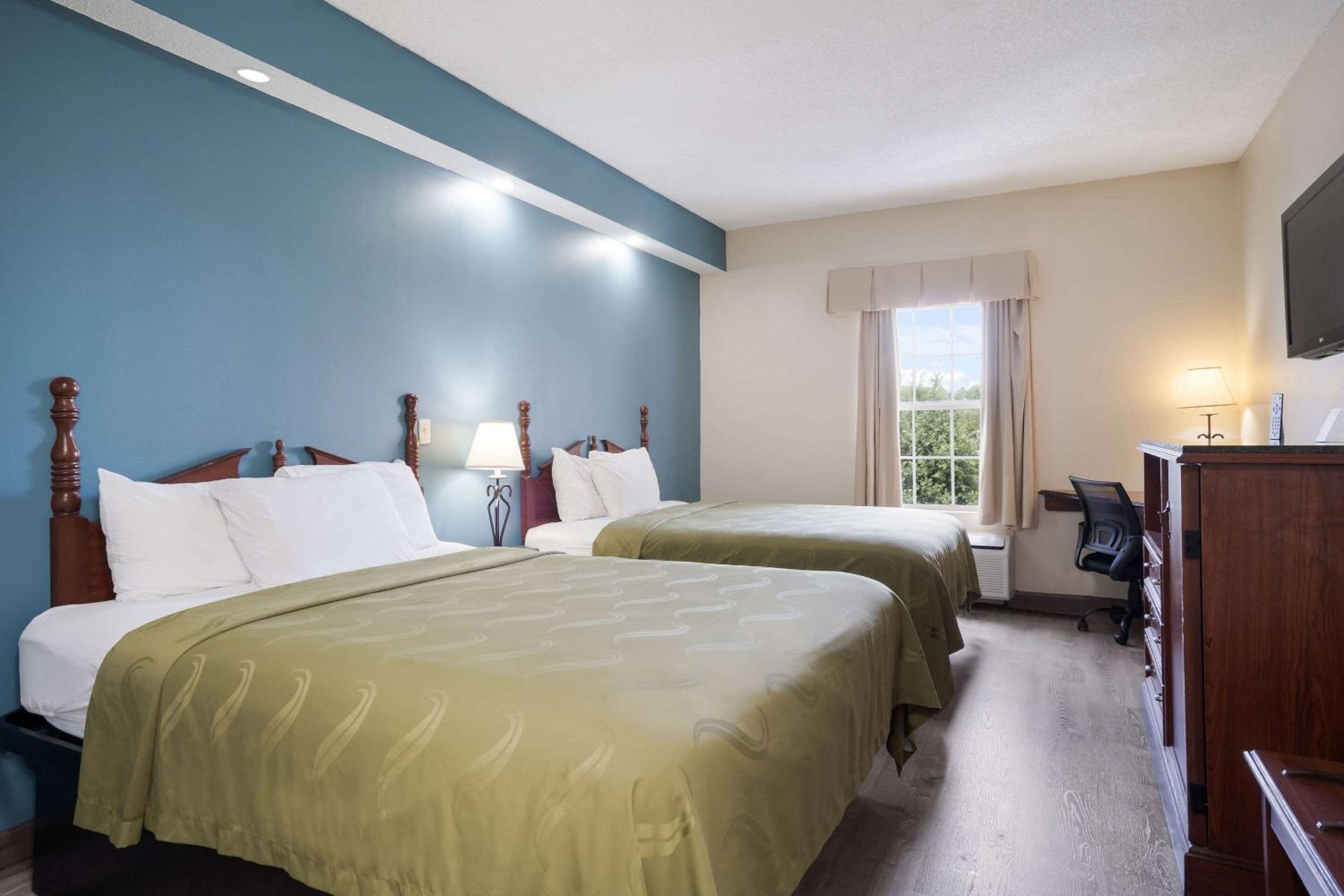 Queen Room with Two Queen Beds - Non-Smoking - Photo 4