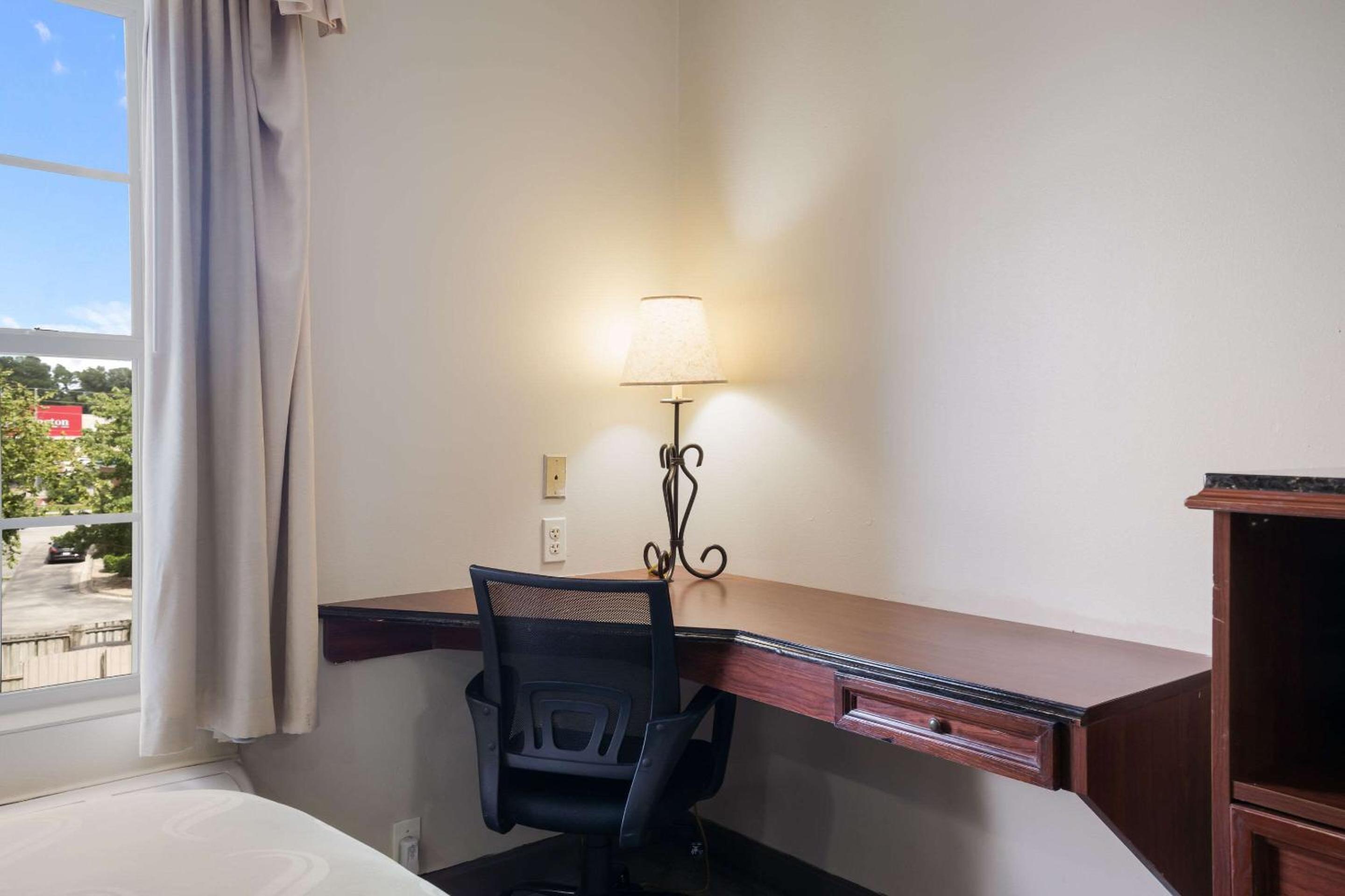 King Room - Non-Smoking - Photo 4
