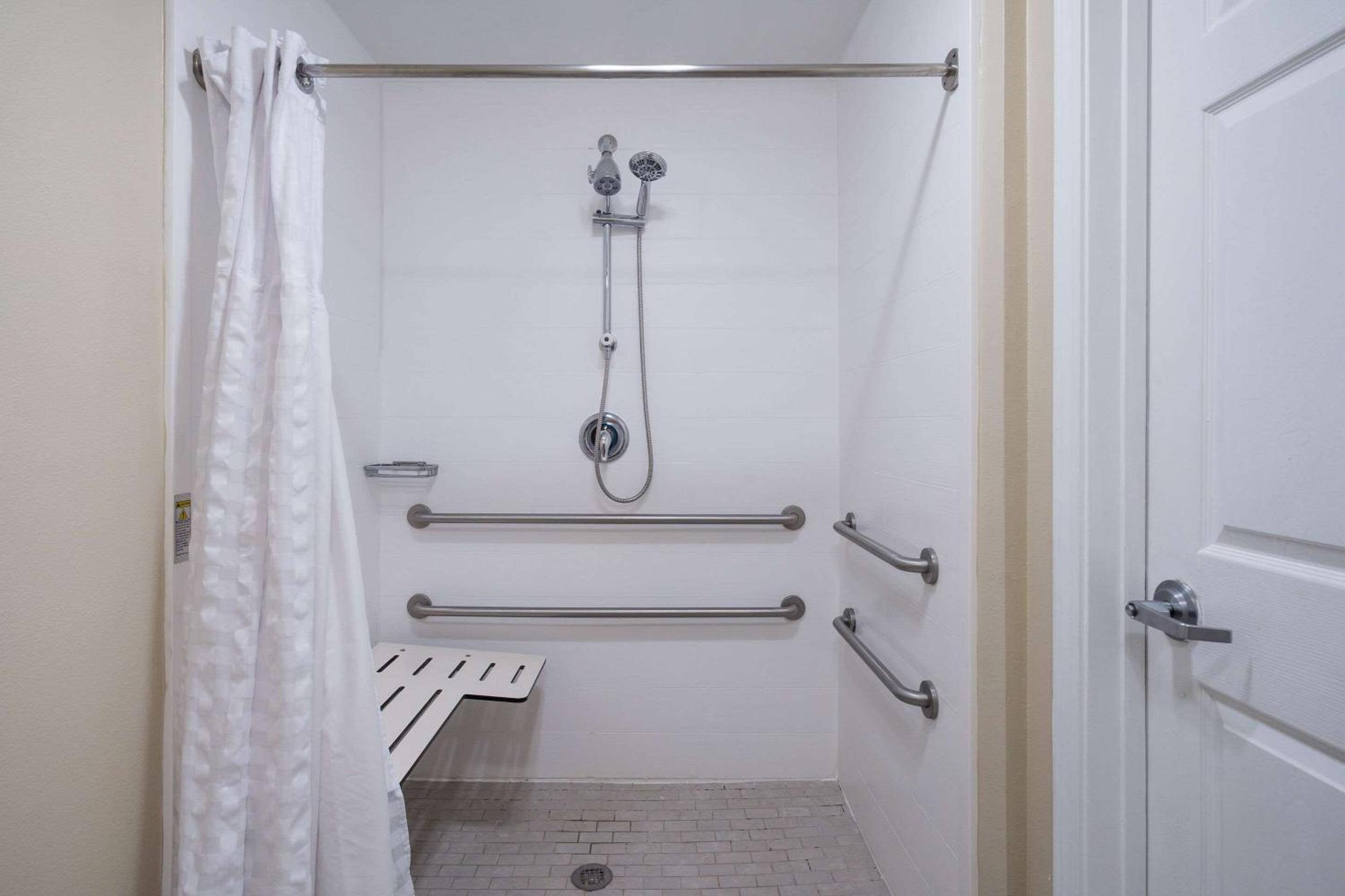 Queen Room with Two Queen Beds - Accessible/Non-Smoking  - Photo 7