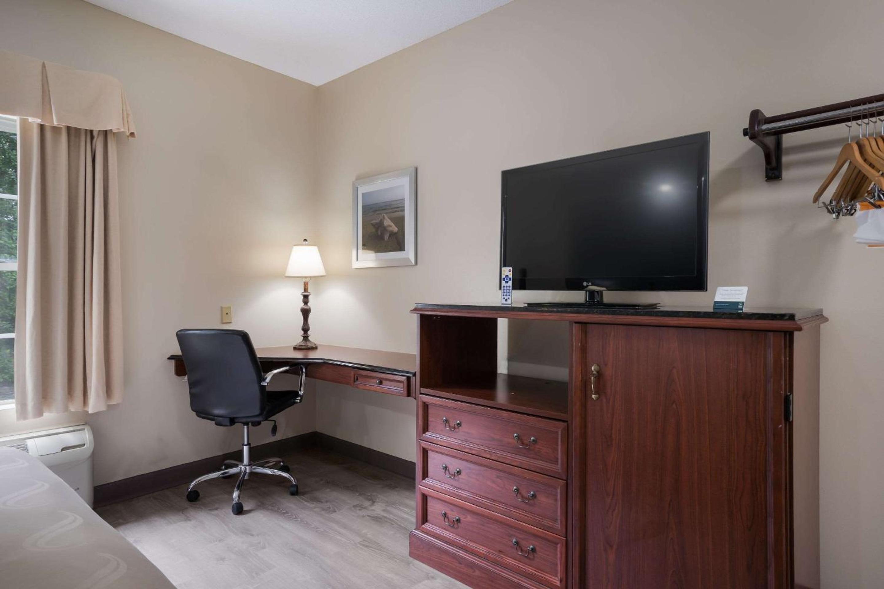 King Room - Non-Smoking - Photo 7