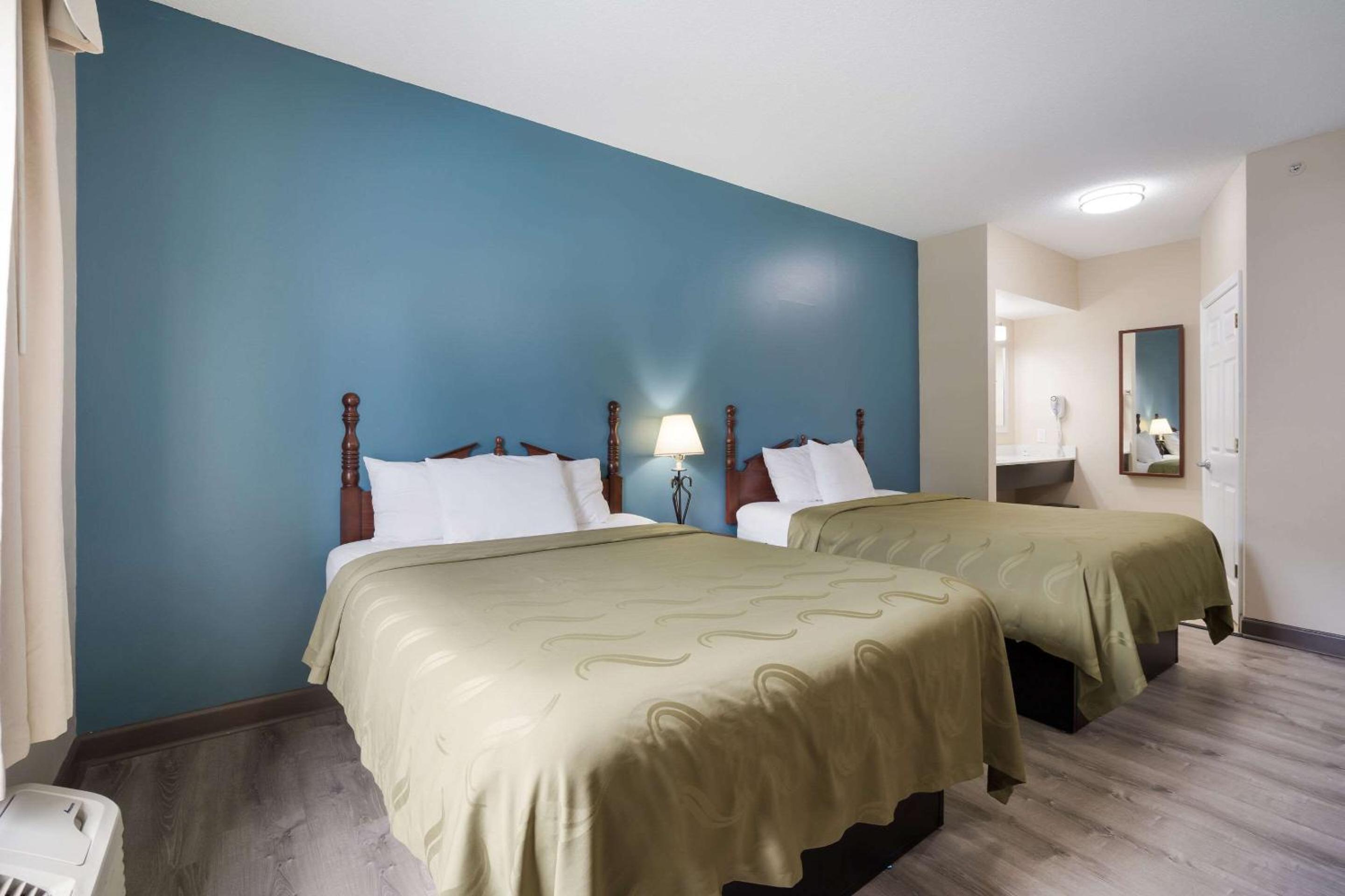 Queen Room with Two Queen Beds - Non-Smoking - Photo 7