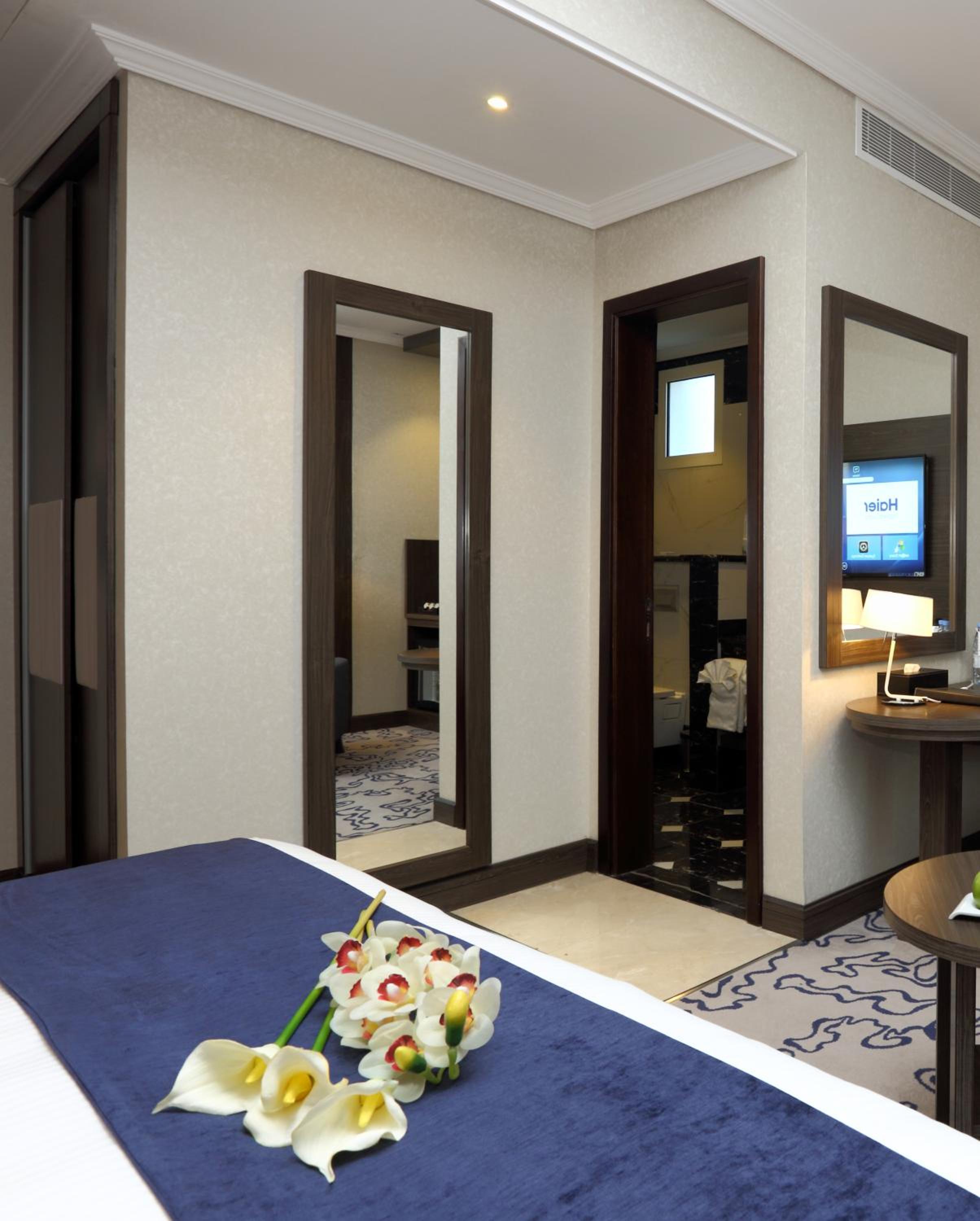 Executive Room thumbnail 6