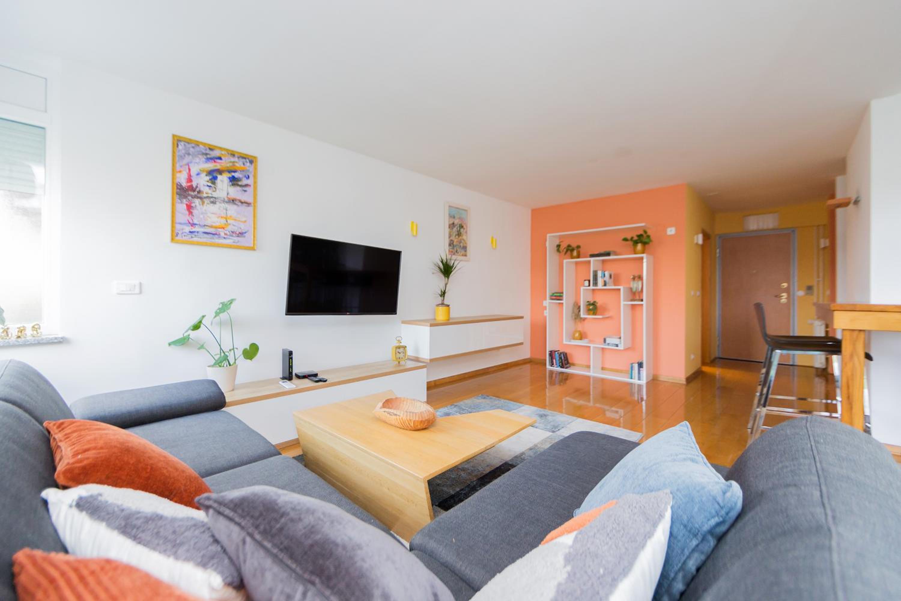 One-Bedroom Apartment photo 1
