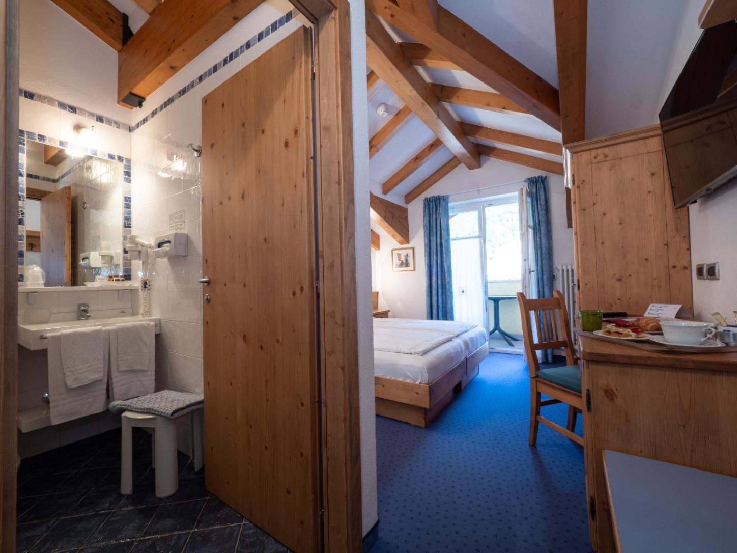 Double or Twin Room with Balcony - Photo 1