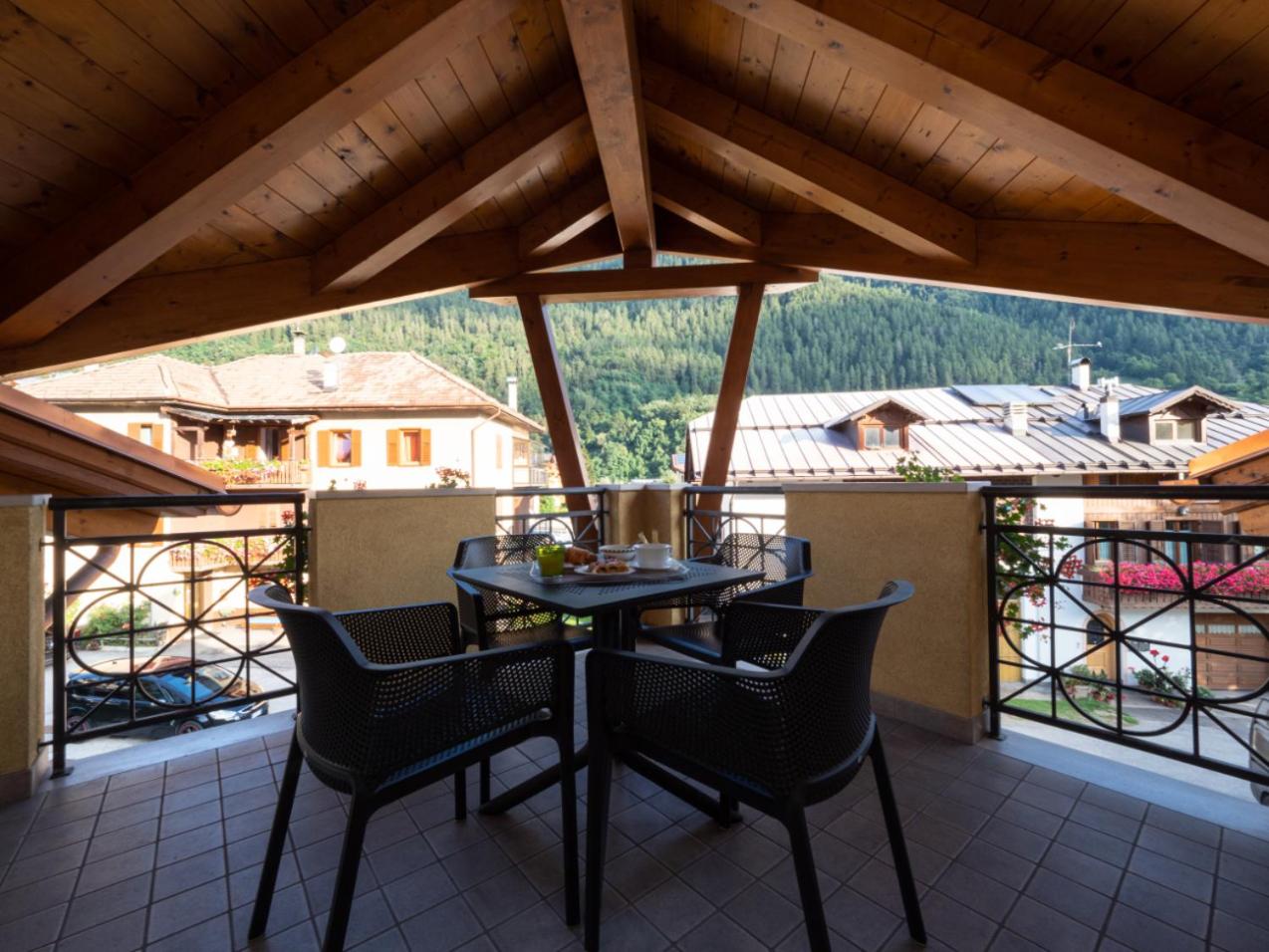 Quadruple Room with Balcony - Photo 3