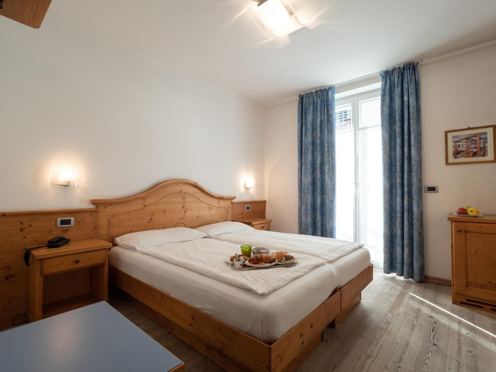 Double or Twin Room with Balcony - Photo 4